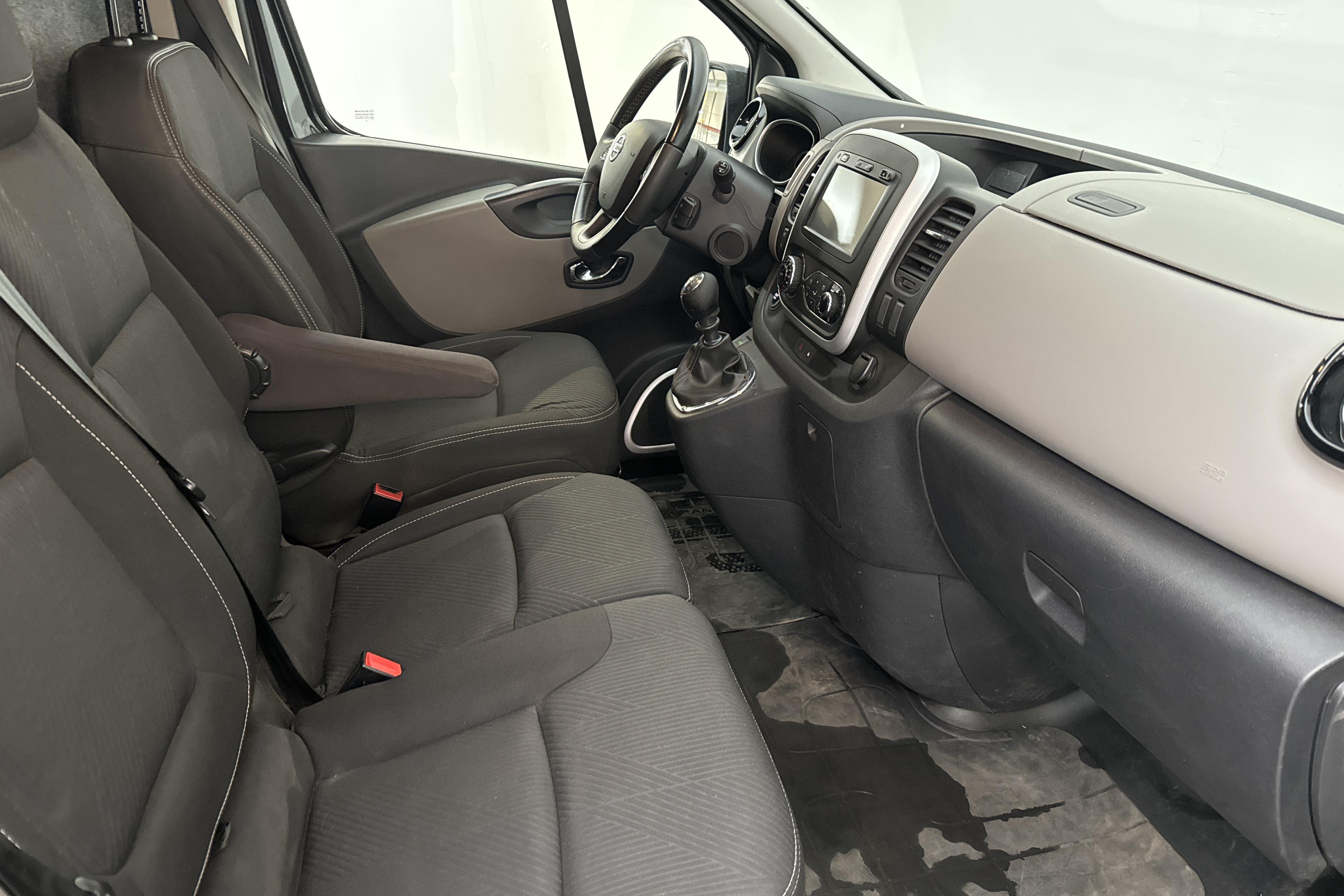 Nissan NV300 1.6 dCi (125hk) - 207 860 km - Manuaalinen - musta - 2017