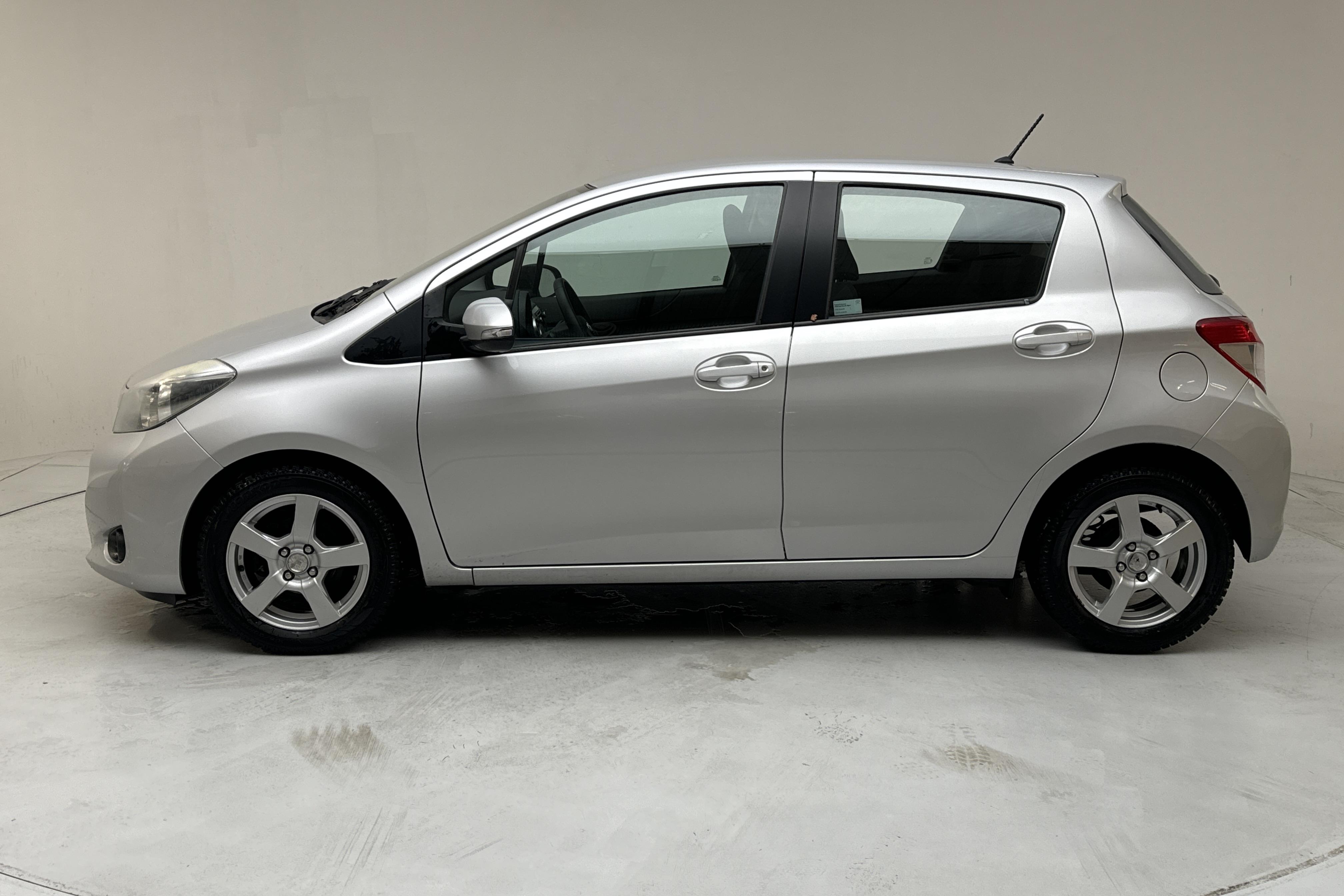 Toyota Yaris 1.33 5dr (100hk) - 11 406 mil - Manuell - silver - 2013