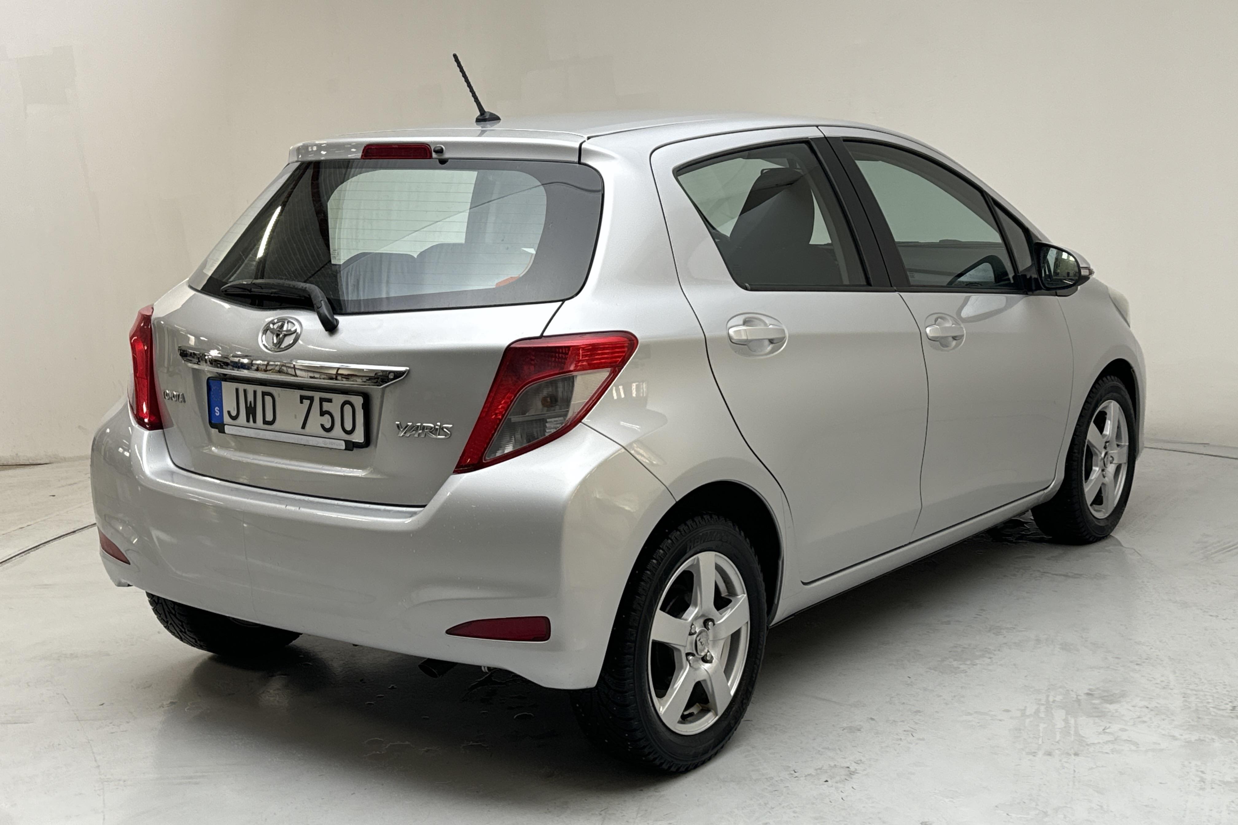 Toyota Yaris 1.33 5dr (100hk) - 11 406 mil - Manuell - silver - 2013