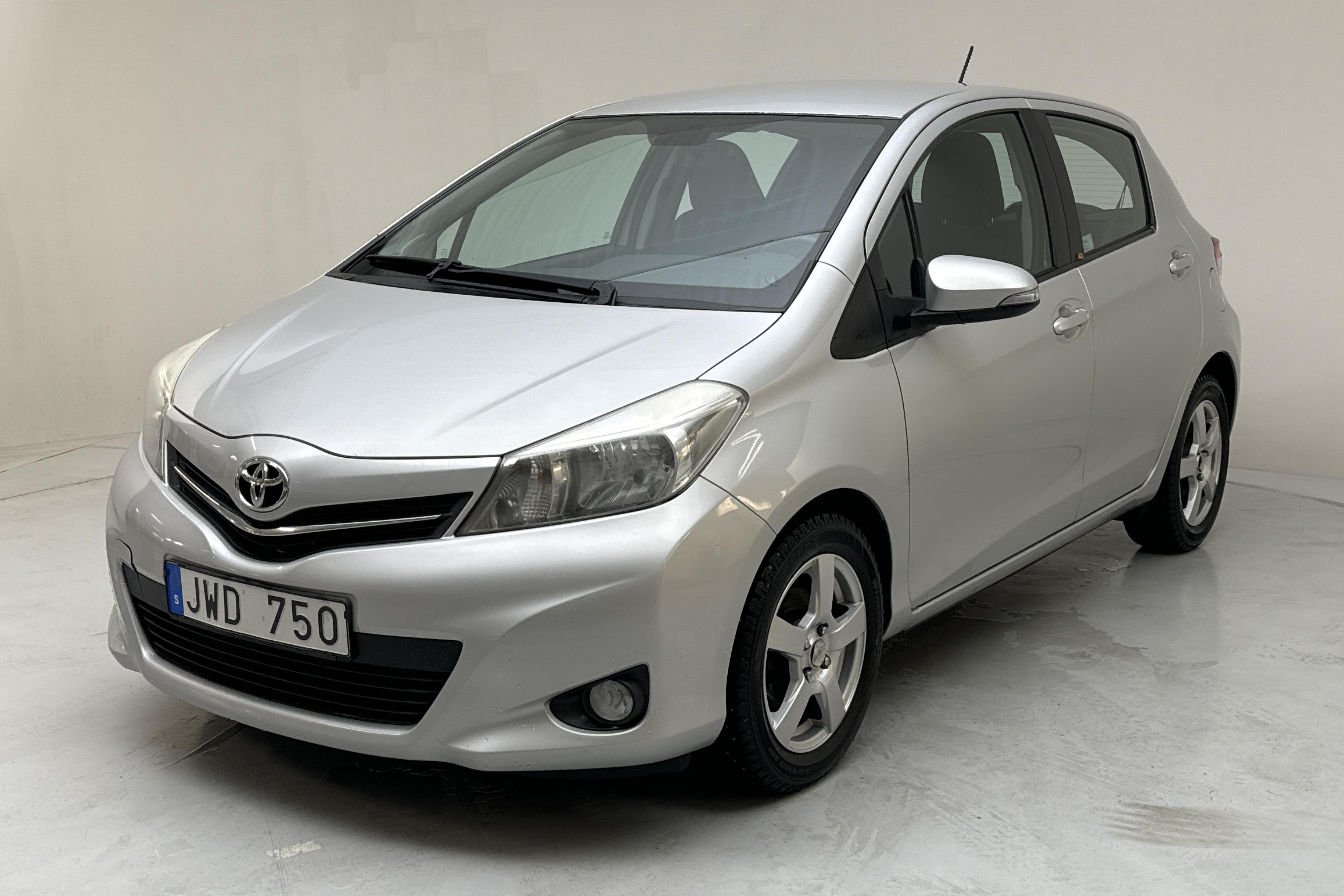 Toyota Yaris 1.33 5dr (100hk) - 11 406 mil - Manuell - silver - 2013