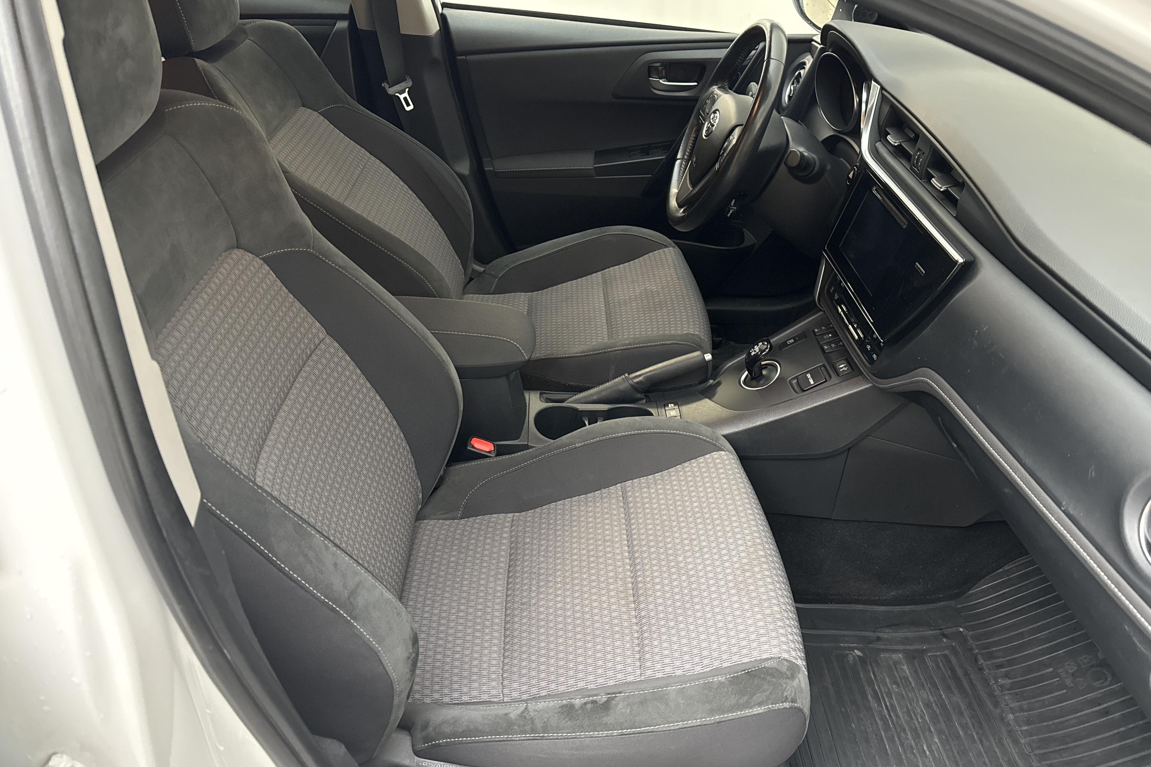 Toyota Auris 1.8 HSD 5dr (99hk) - 54 140 km - Automaattinen - valkoinen - 2018