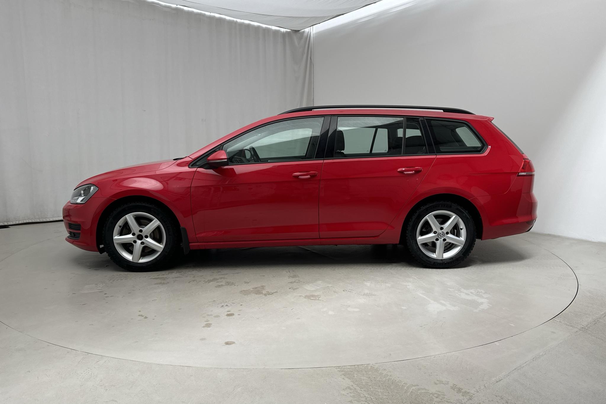 VW Golf VII 1.4 TSI Sportscombi (122hk) - 133 520 km - Manuaalinen - punainen - 2014