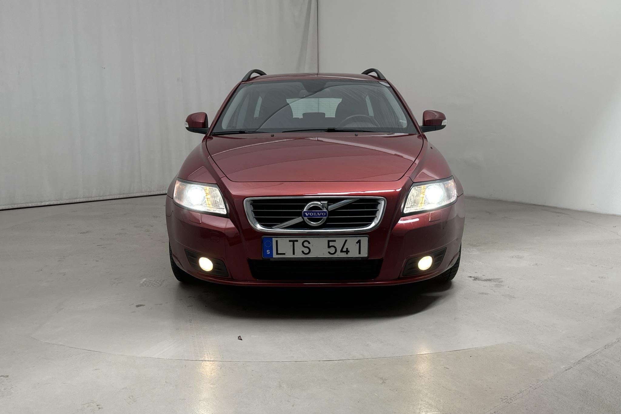 Volvo V50 D2 (115hk) - 160 340 km - Manuaalinen - punainen - 2011