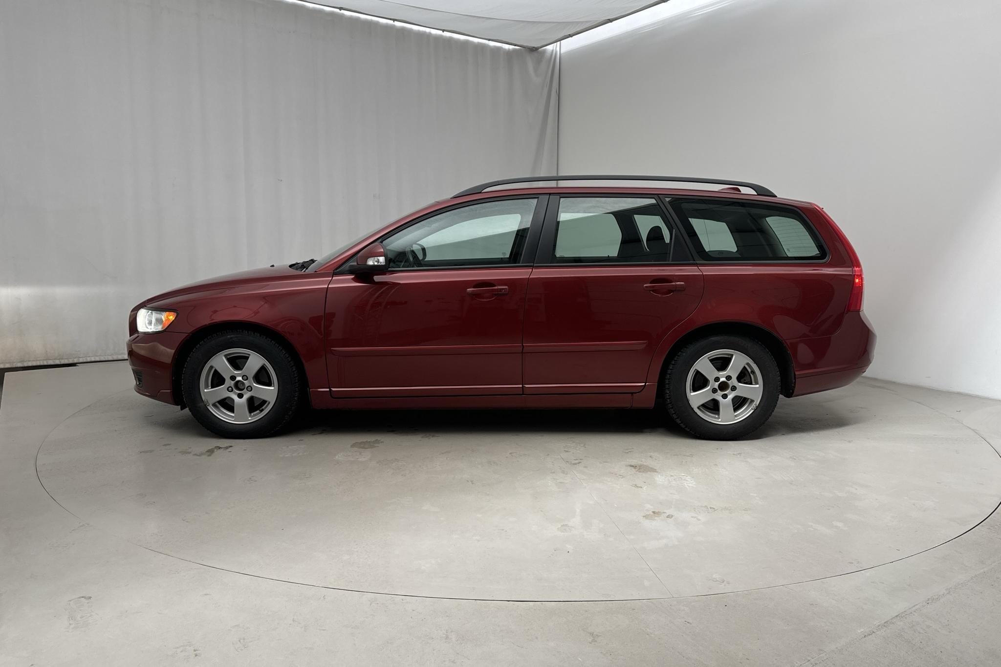 Volvo V50 D2 (115hk) - 160 340 km - Manuaalinen - punainen - 2011