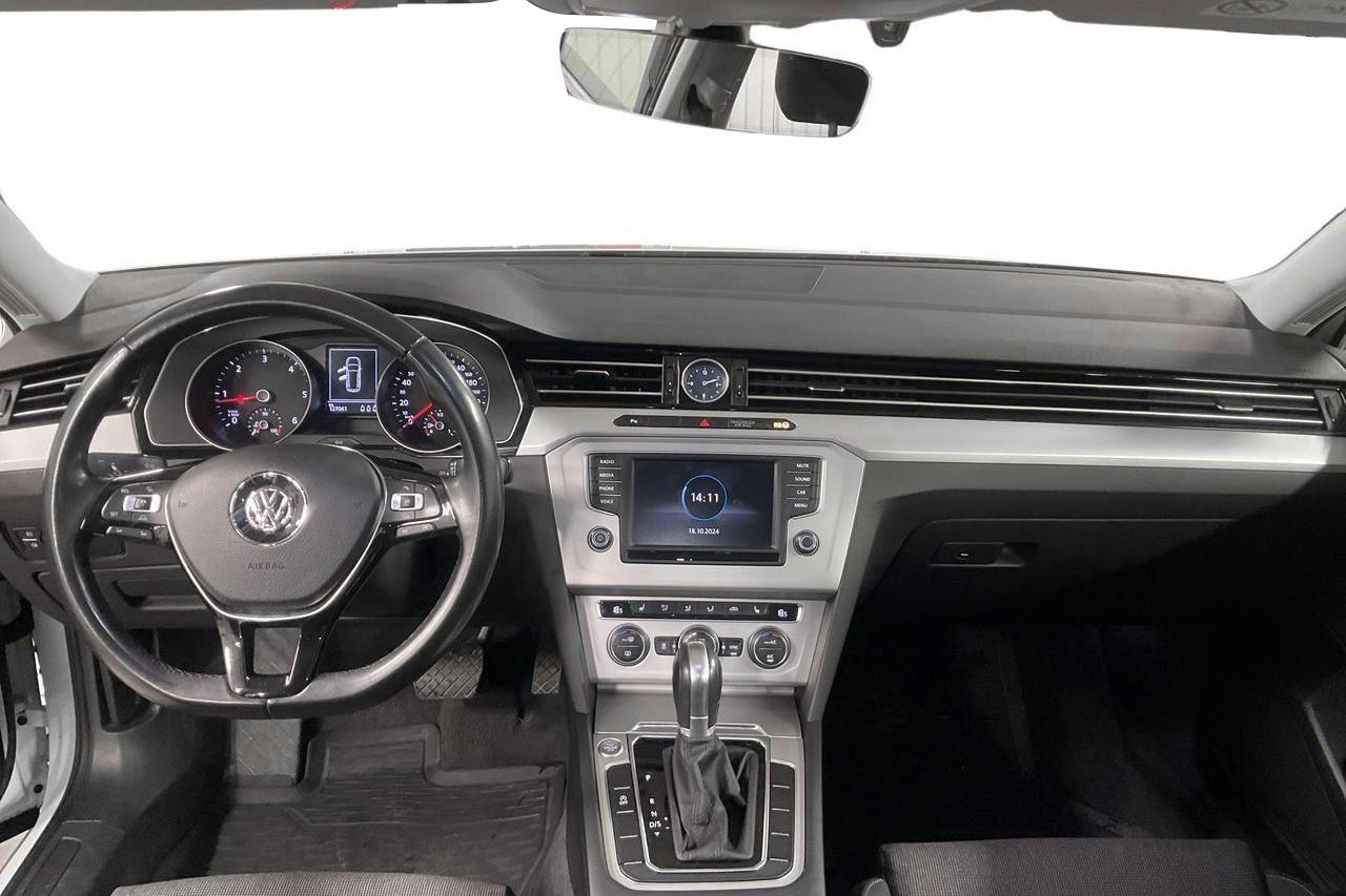 VW Passat 2.0 TDI Sportscombi (150hk) - 127 040 km - Automatyczna - biały - 2017