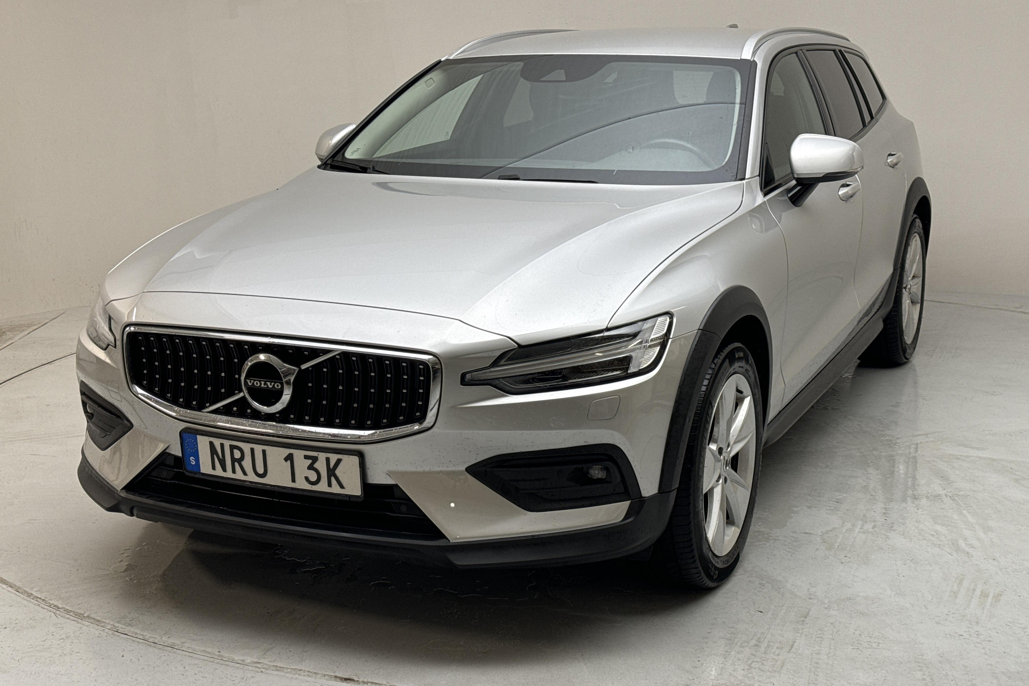 Volvo V60 B4 Cross Country AWD Mildhybrid, Diesel (197hk) - 12 396 mil - Automat - silver - 2021