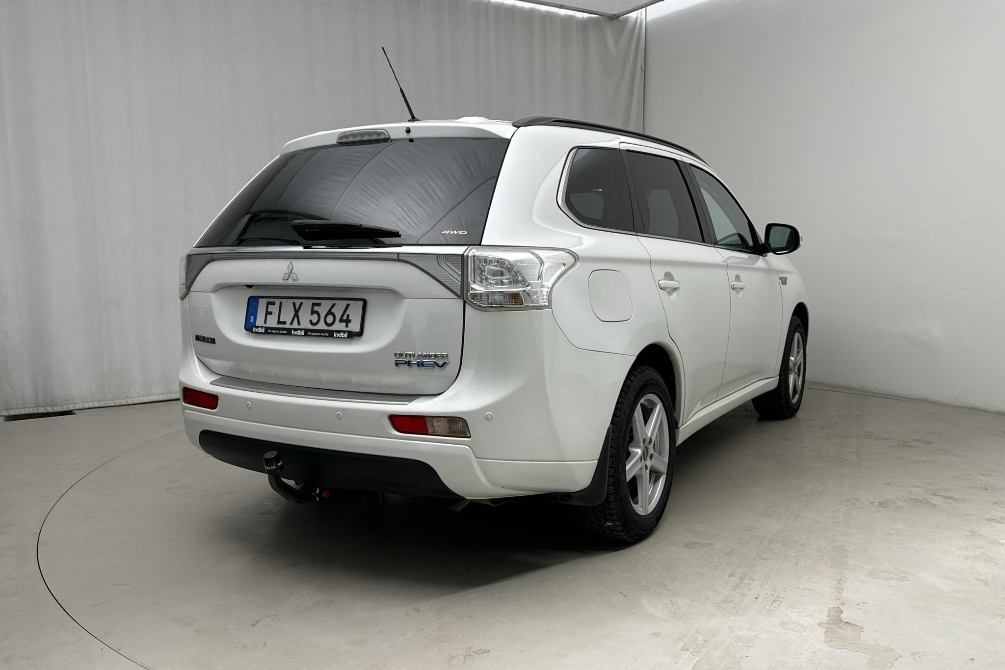 Mitsubishi Outlander 2.0 Plug-in Hybrid 4WD (121hk) - 184 550 km - Automatic - white - 2014