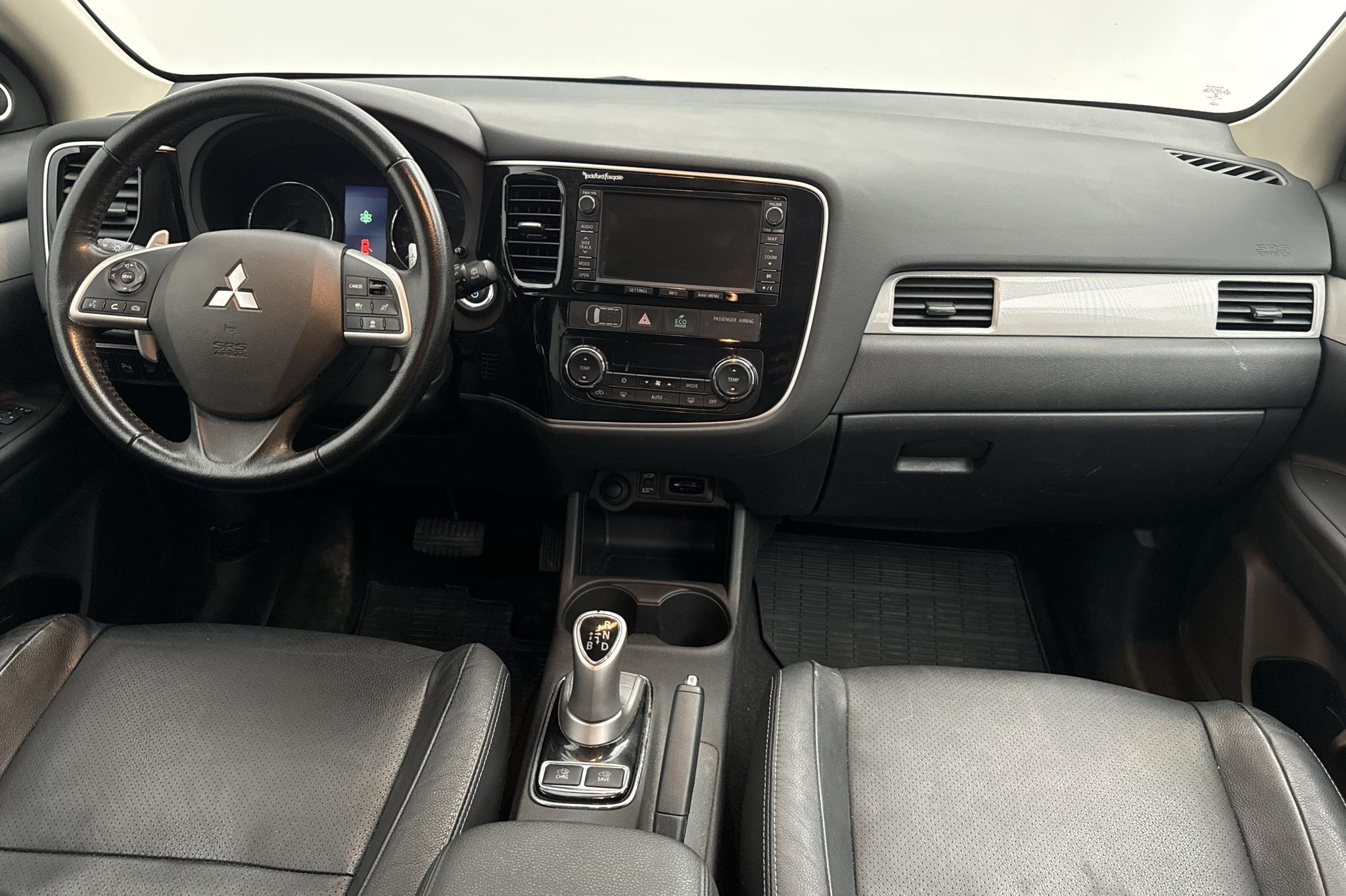 Mitsubishi Outlander 2.0 Plug-in Hybrid 4WD (121hk) - 184 550 km - Automatyczna - biały - 2014