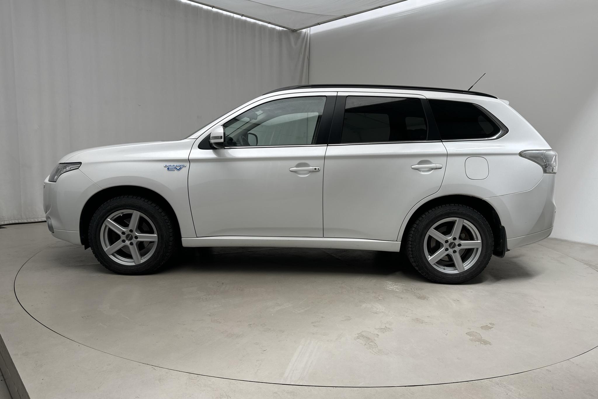 Mitsubishi Outlander 2.0 Plug-in Hybrid 4WD (121hk) - 184 550 km - Automaatne - valge - 2014