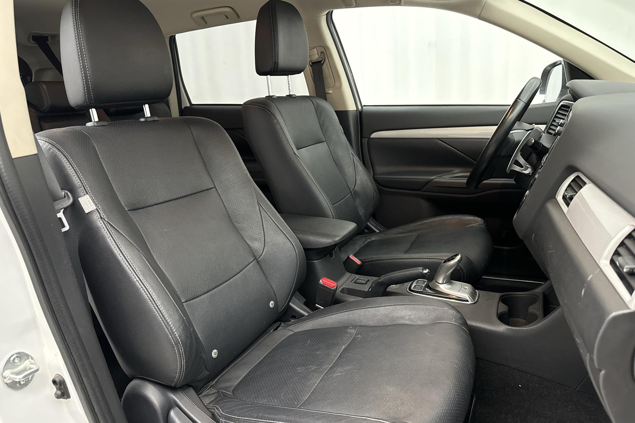 Mitsubishi Outlander 2.0 Plug-in Hybrid 4WD (121hk) - 184 550 km - Automaattinen - valkoinen - 2014