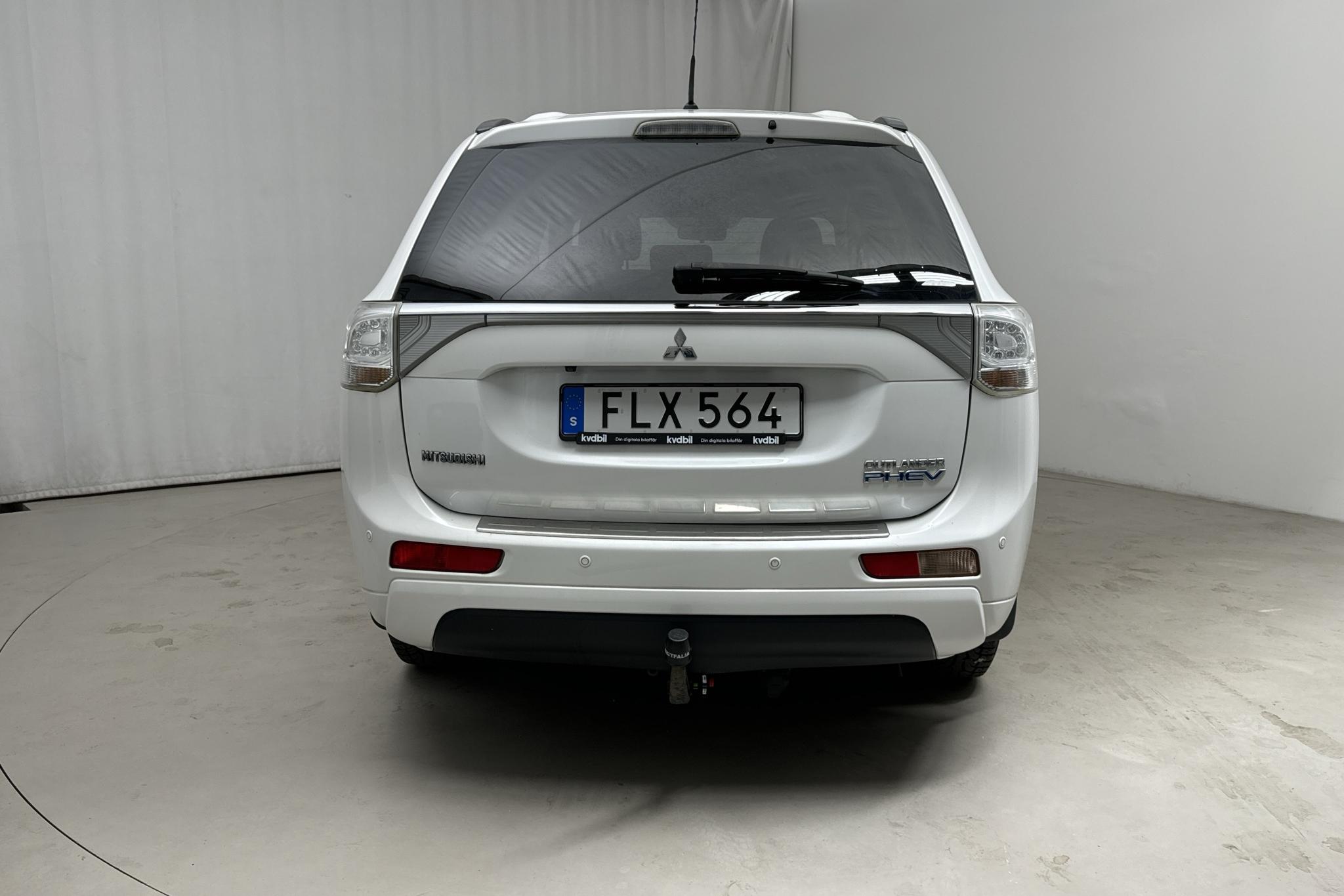 Mitsubishi Outlander 2.0 Plug-in Hybrid 4WD (121hk) - 184 550 km - Automatic - white - 2014