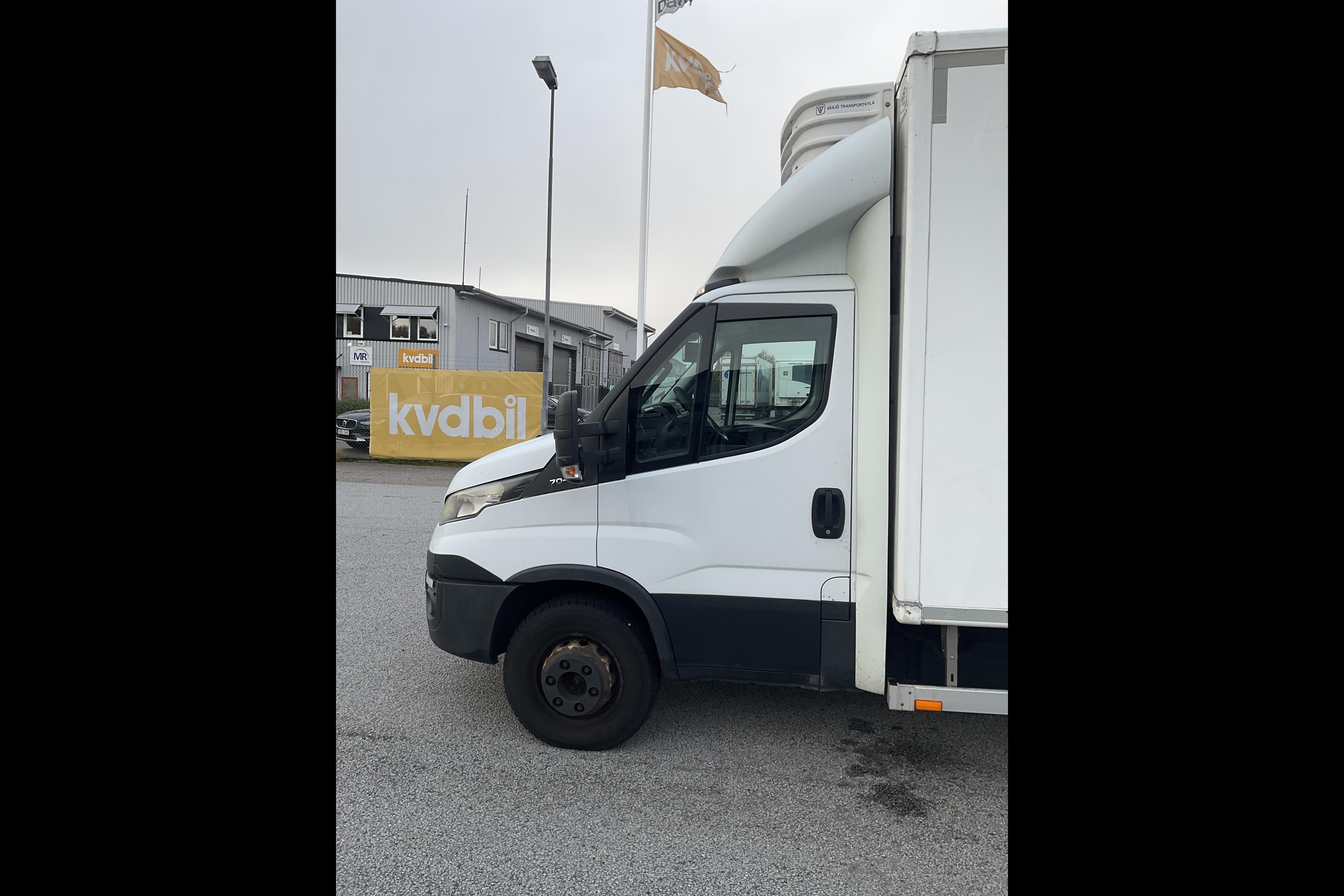 Iveco DAILY 70C17H P - 296 990 km - Käsitsi - valge - 2014