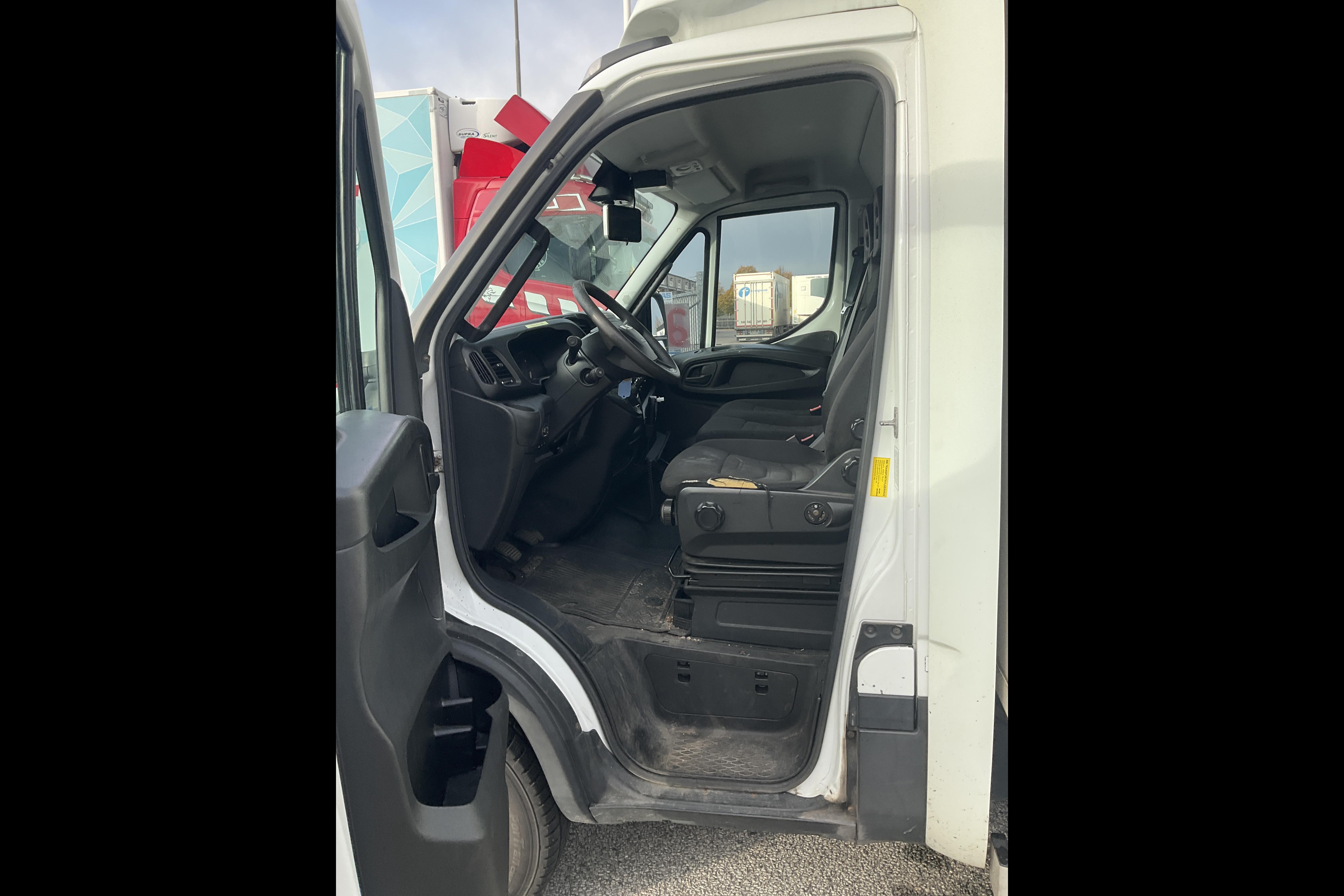 Iveco DAILY 70C17H P - 296 990 km - Käsitsi - valge - 2014