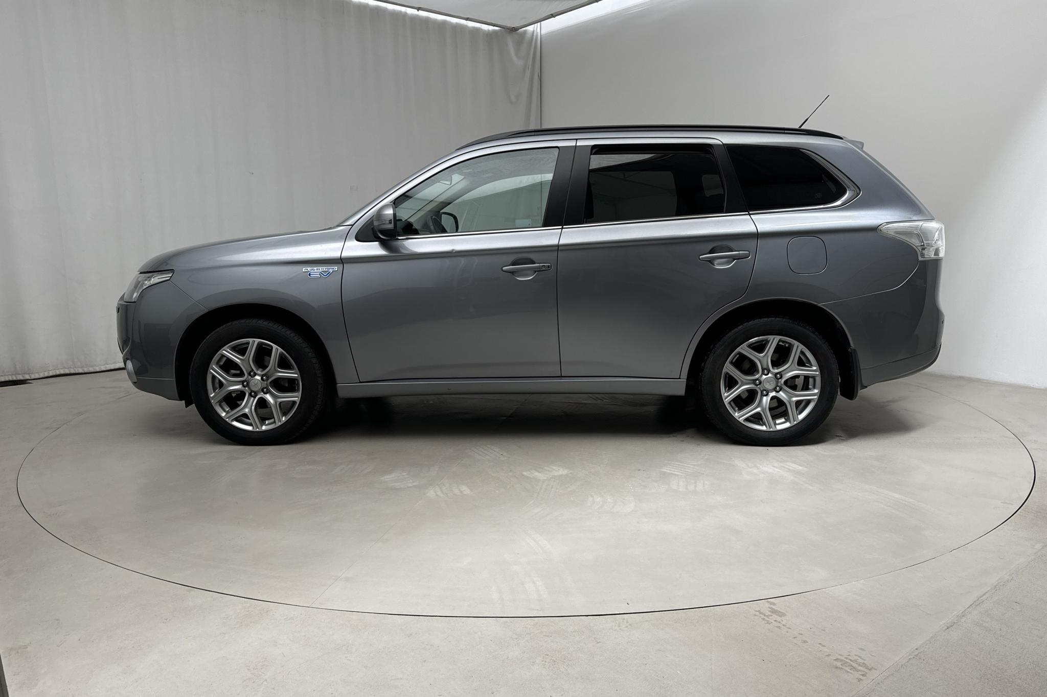 Mitsubishi Outlander 2.0 Plug-in Hybrid 4WD (121hk) - 113 950 km - Automatic - 2014