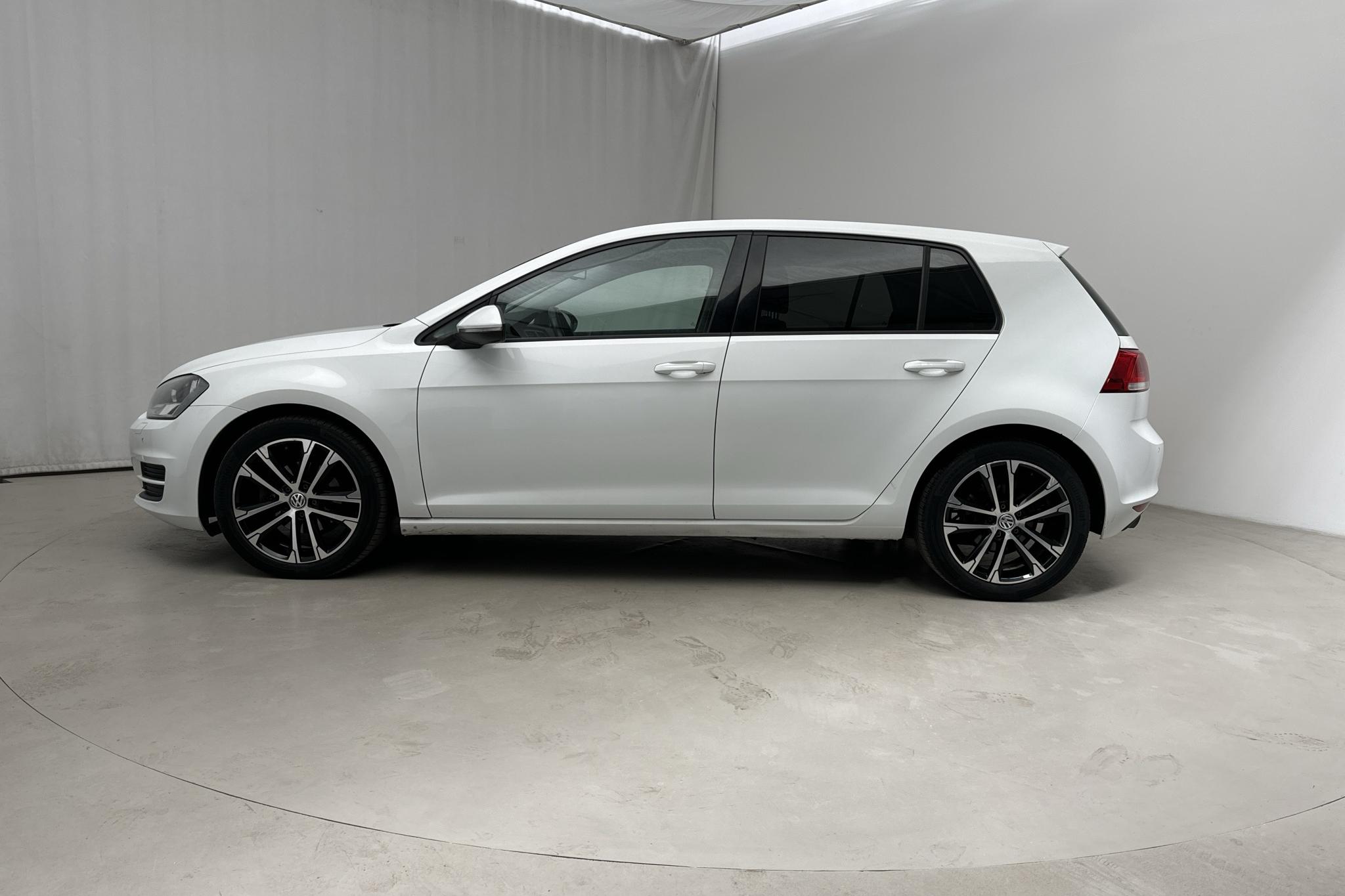 VW Golf VII 1.2 TSI 5dr (105hk) - 10 895 mil - Automat - vit - 2015