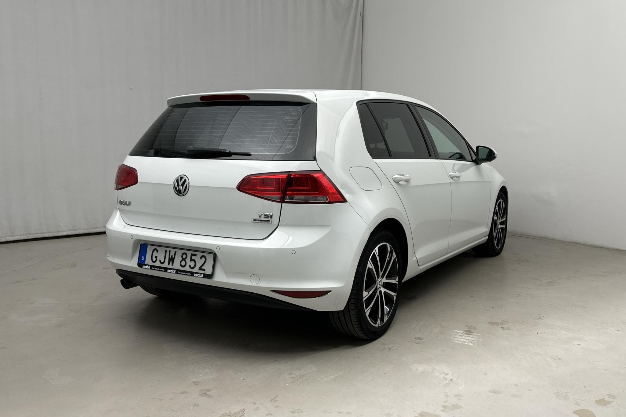 VW Golf VII 1.2 TSI 5dr (105hk) - 10 895 mil - Automat - vit - 2015