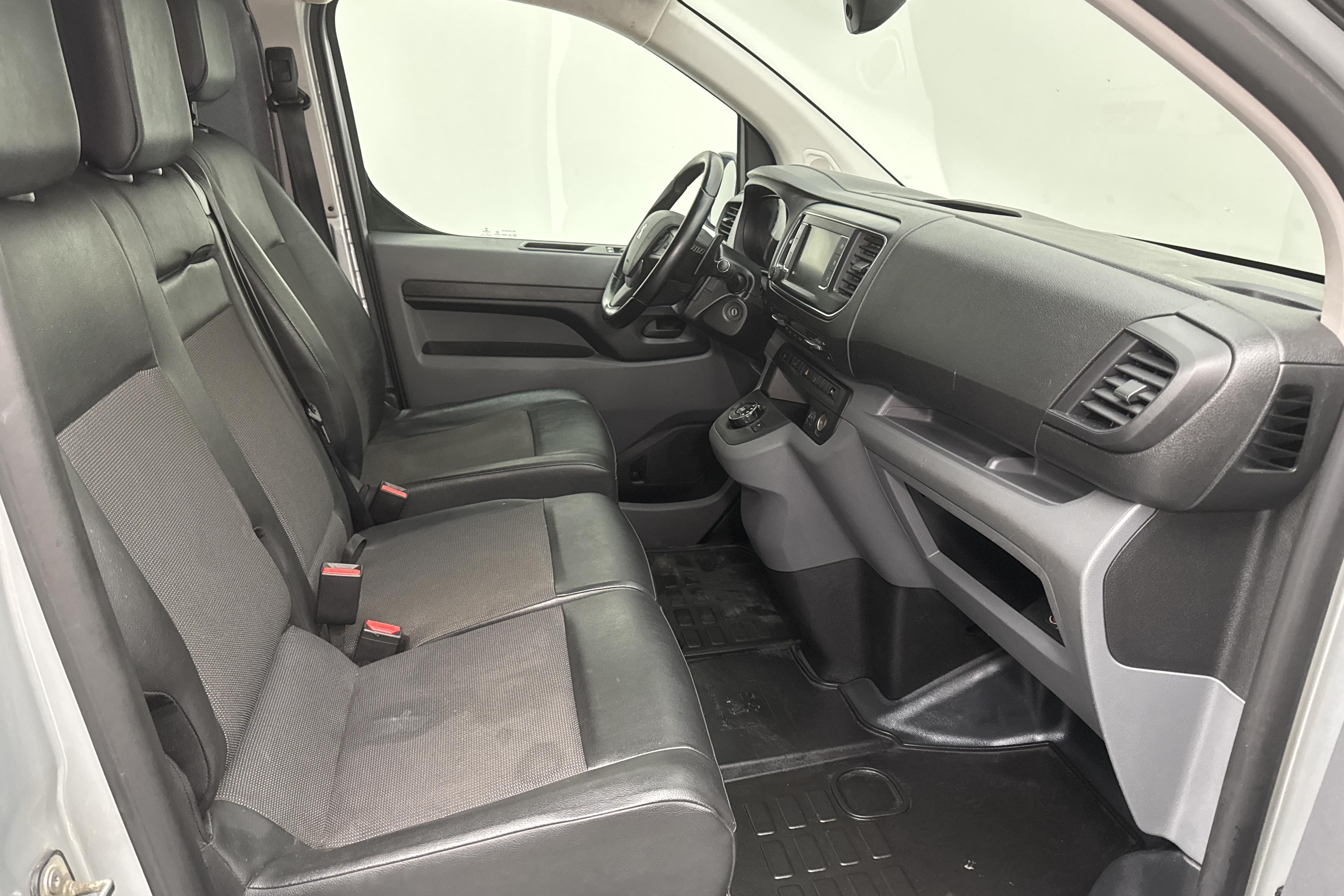 Peugeot Expert BlueHDi Skåp (180hk) - 14 158 mil - Automat - silver - 2019