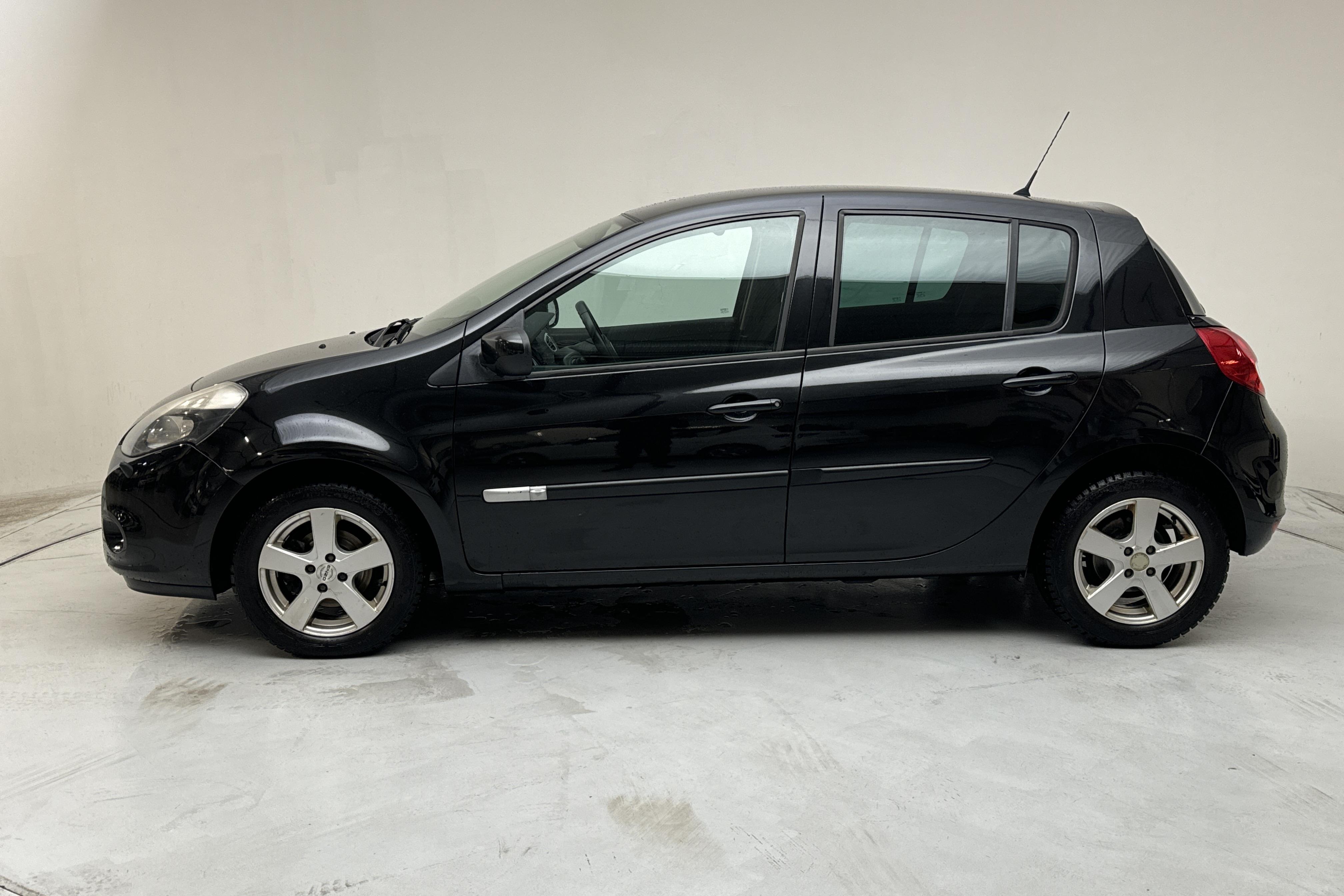 Renault Clio III 1.2 5dr (75hk) - 13 415 mil - Manuell - svart - 2012