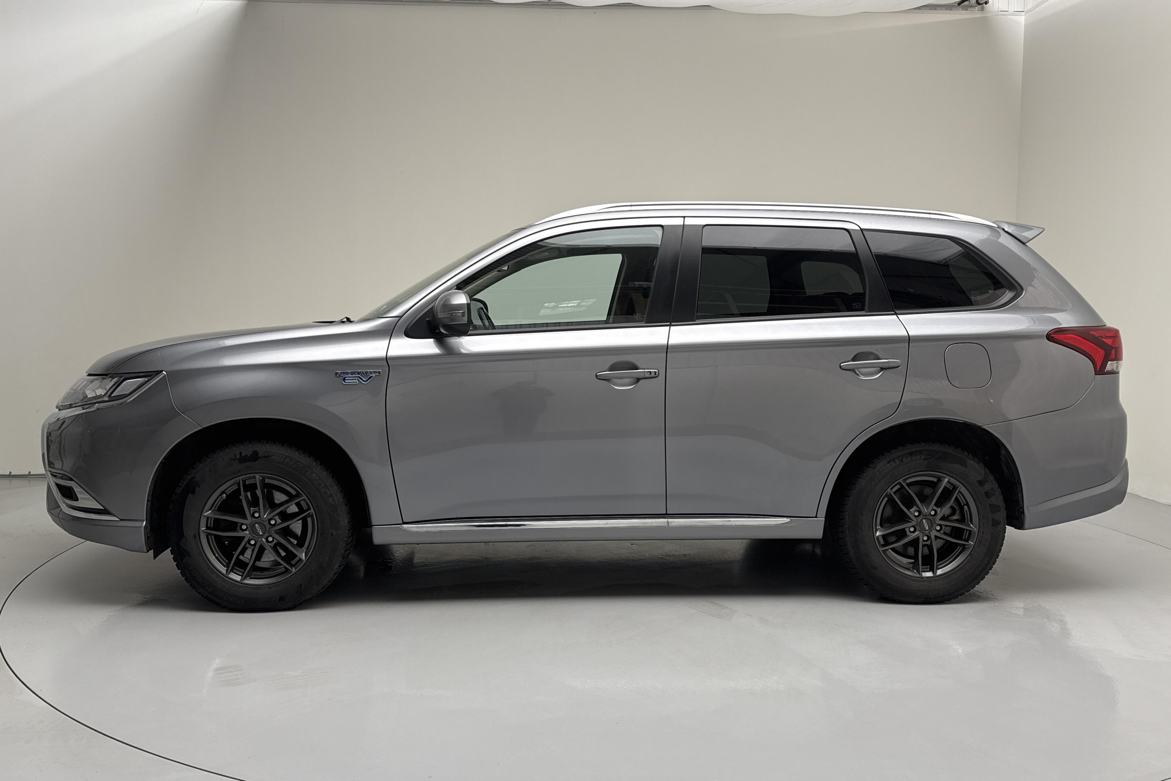 Mitsubishi Outlander 2.4 Plug-in Hybrid 4WD (224hk) - 120 350 km - Automatyczna - szary - 2020