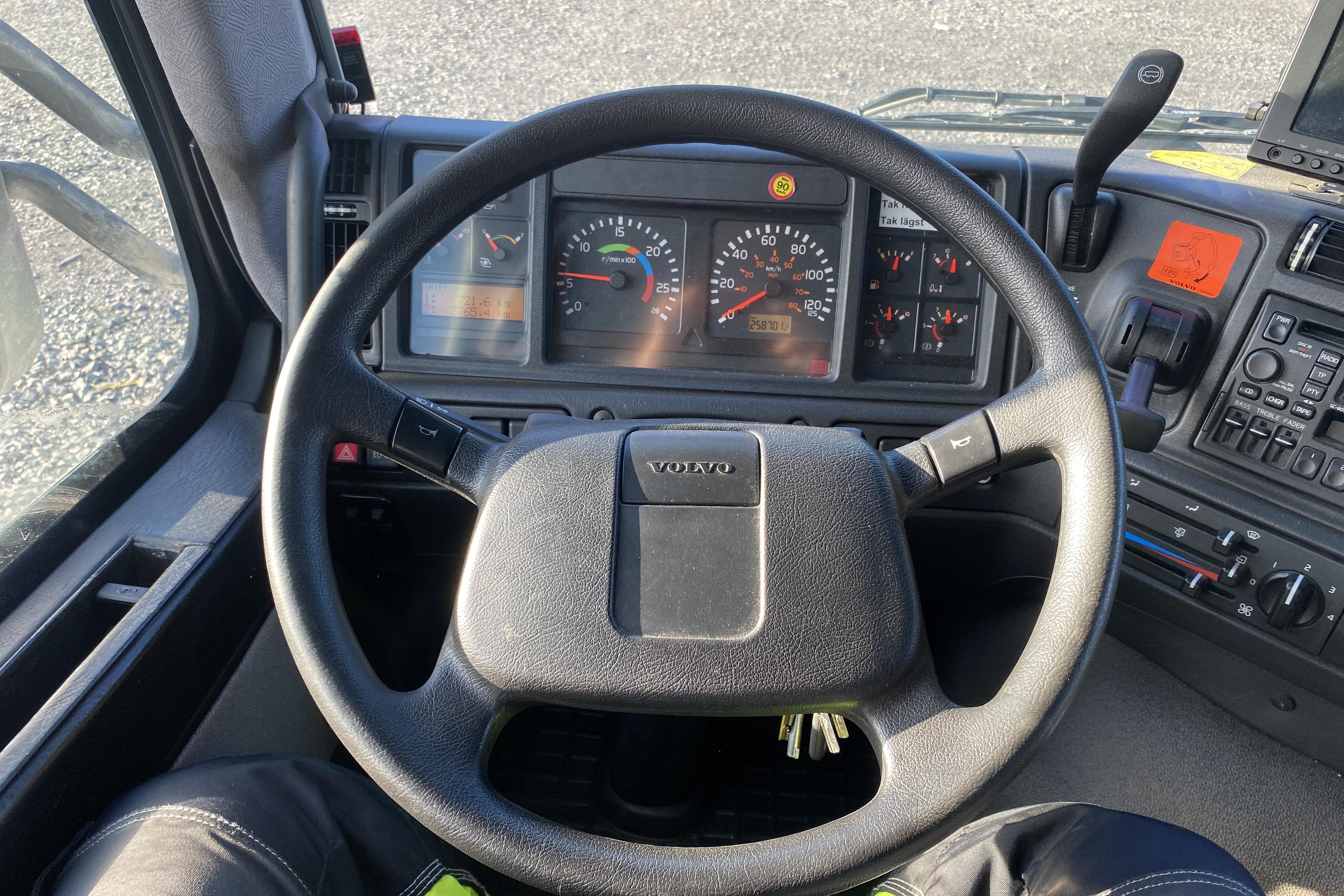 Volvo FM12 - 258 701 km - Automaatne - valge - 2001