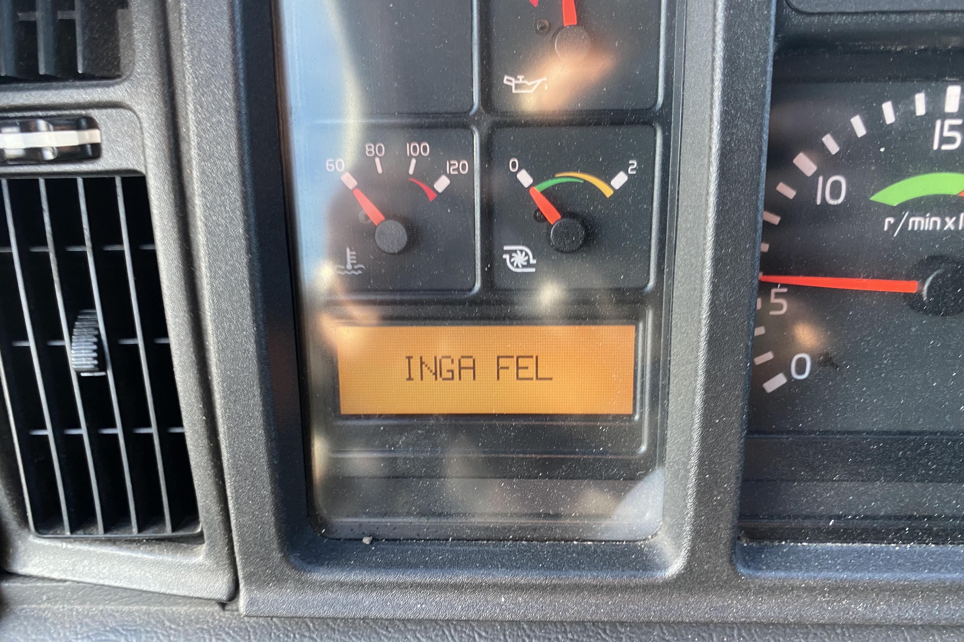 Volvo FM12 - 258 701 km - Automaatne - valge - 2001