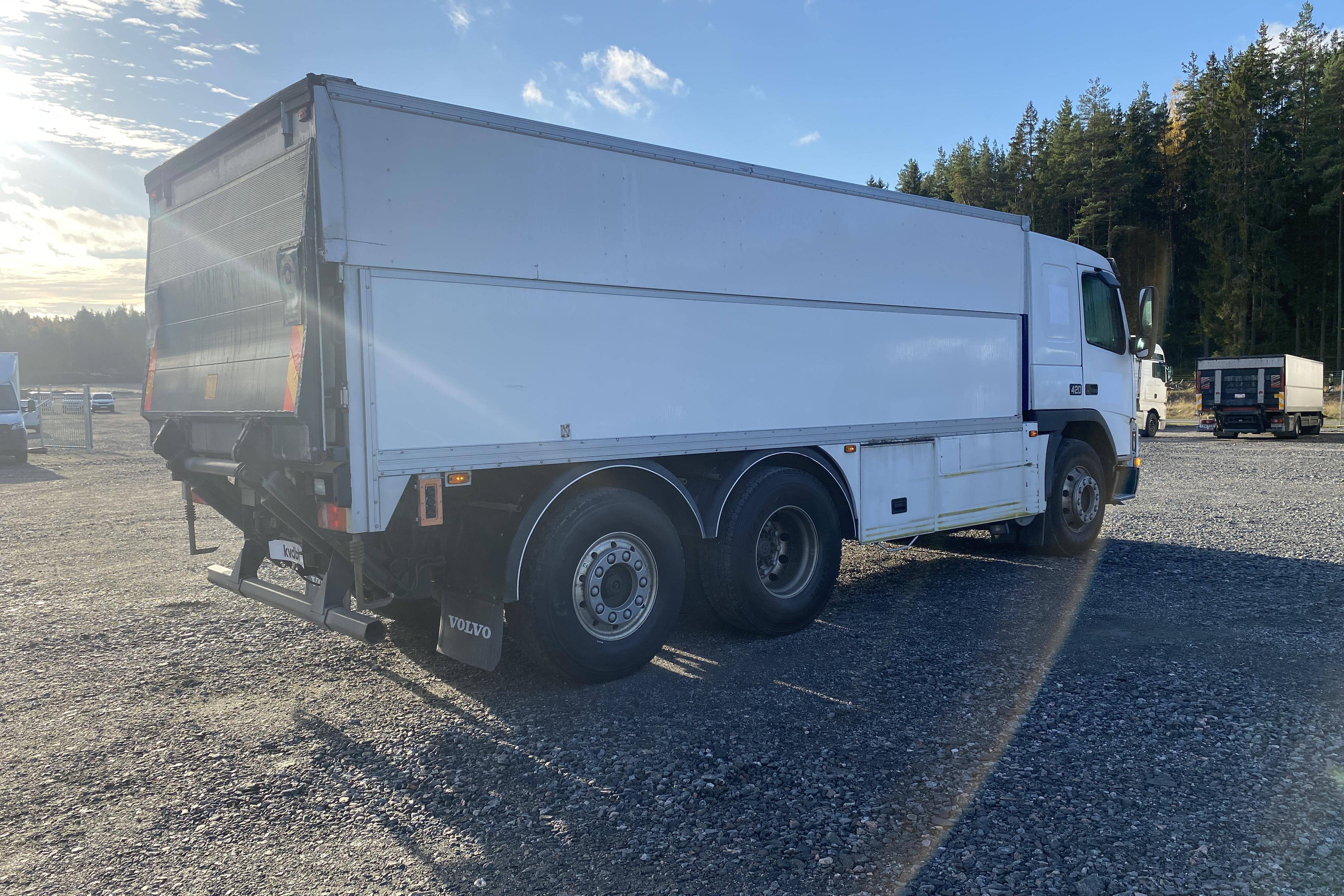 Volvo FM12 - 258 701 km - Automatyczna - biały - 2001