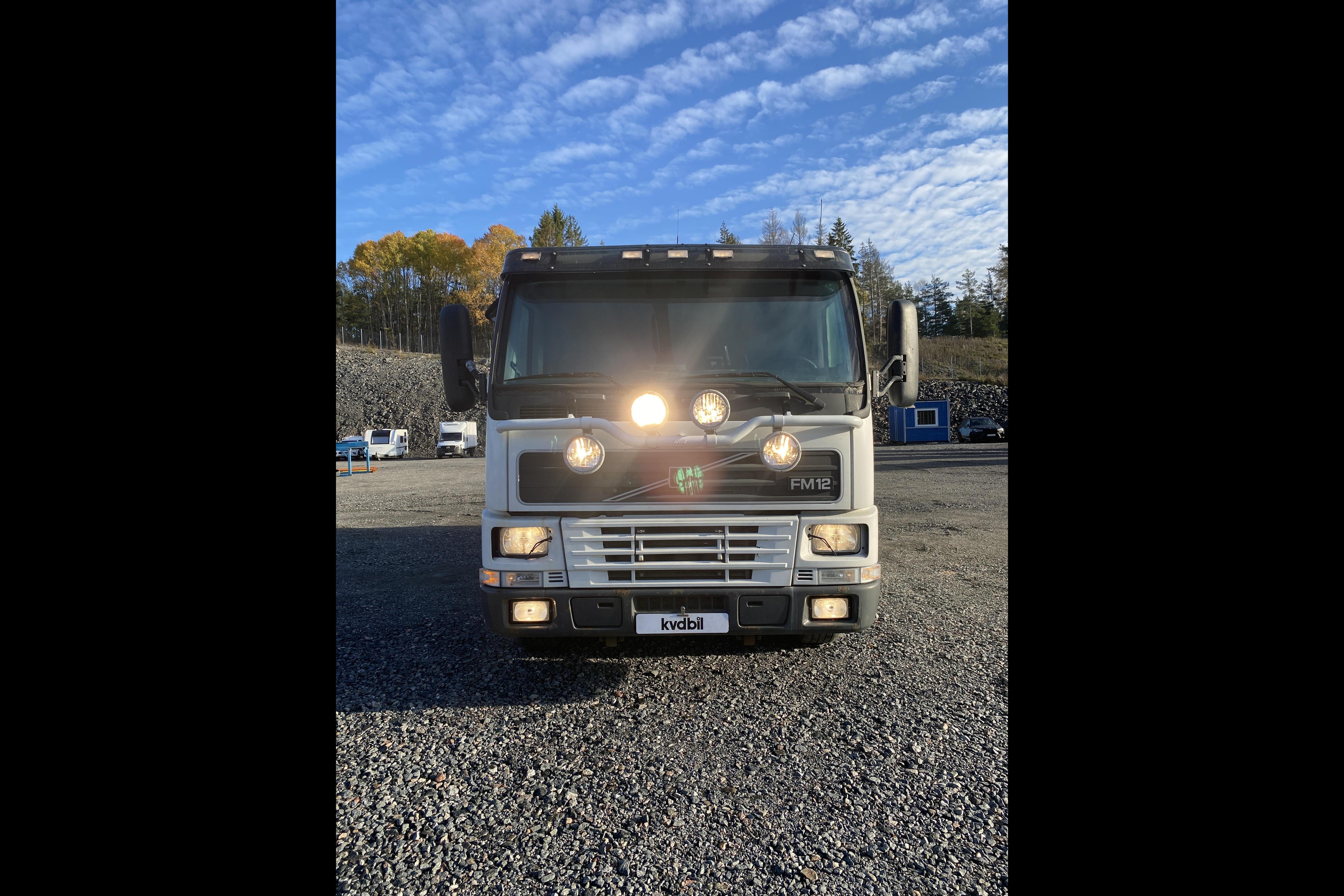 Volvo FM12 - 258 701 km - Automaatne - valge - 2001