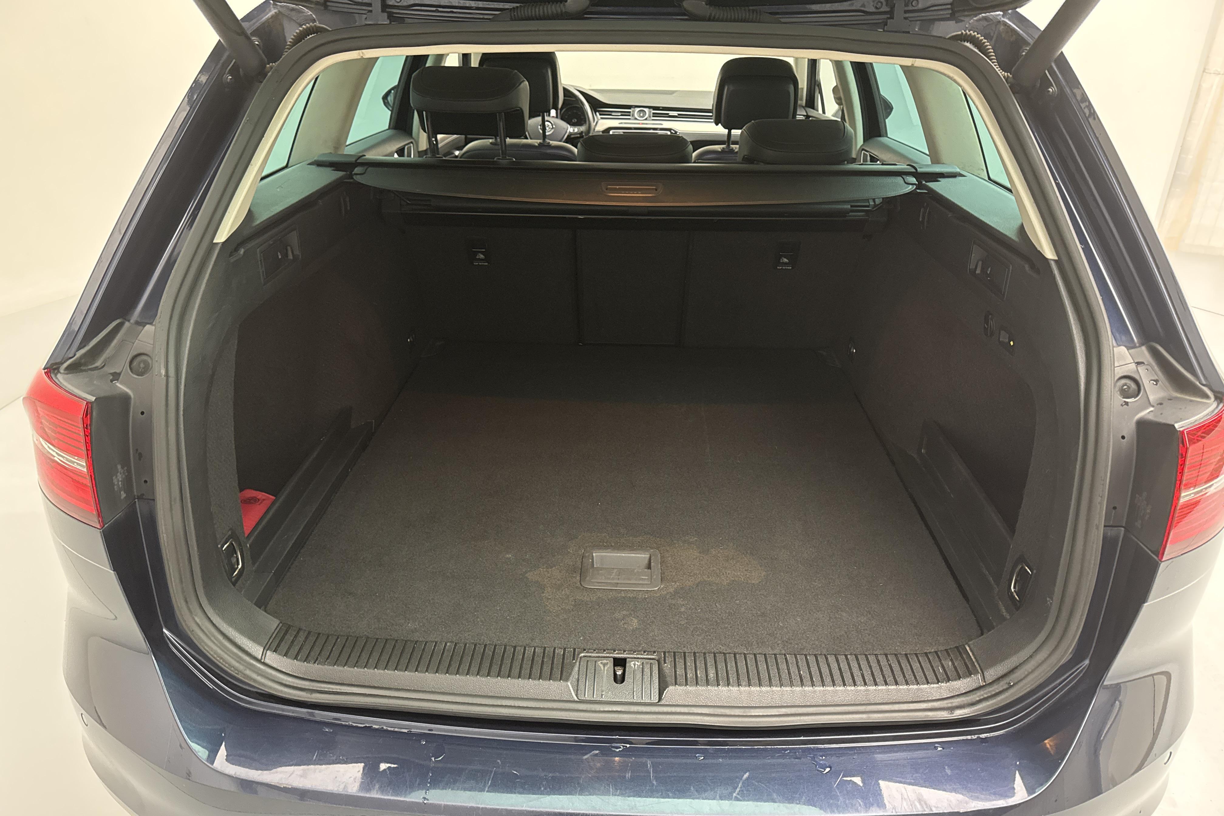 VW Passat 2.0 TDI Sportscombi (190hk) - 159 040 km - Automatyczna - Dark Blue - 2016