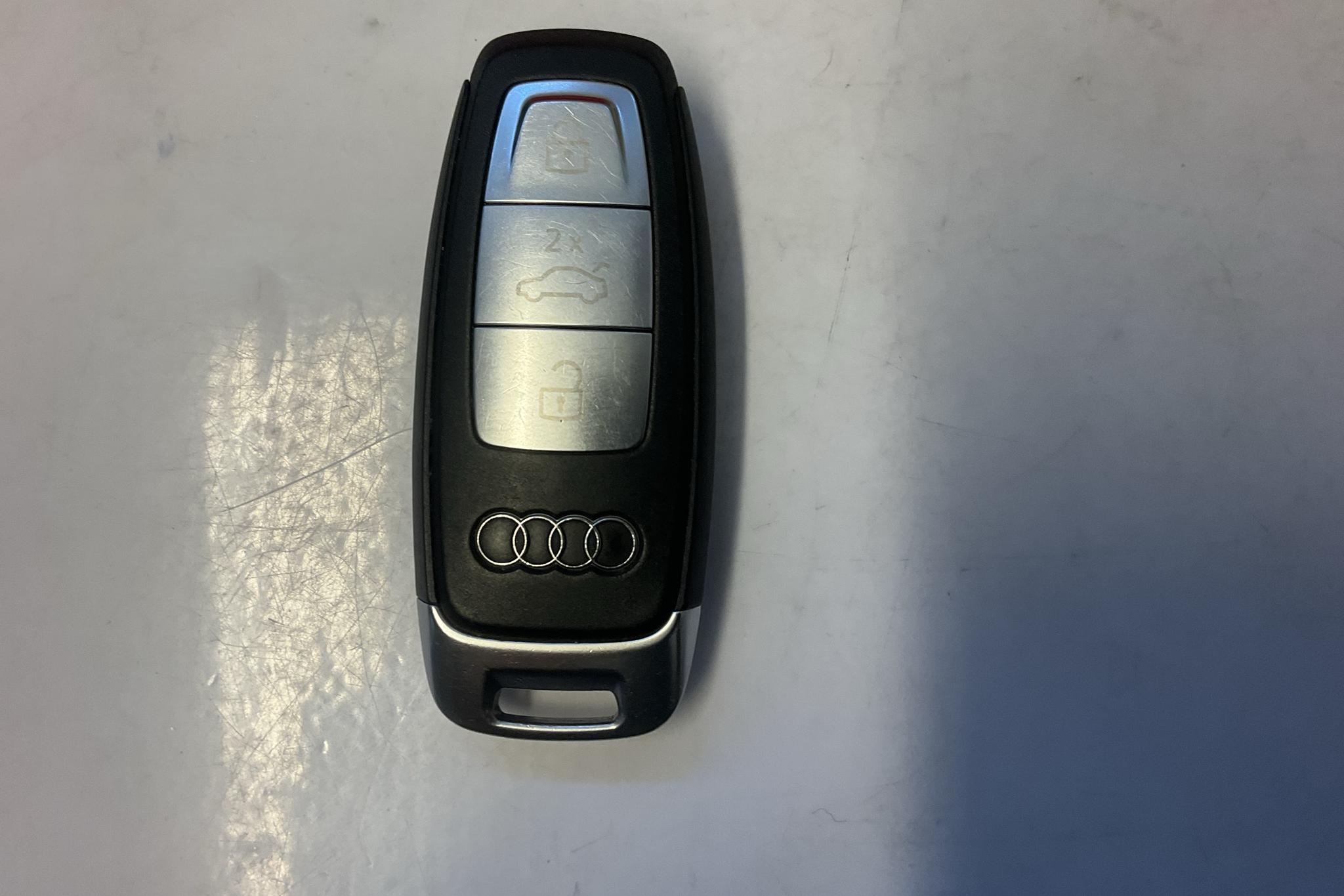 Audi Q4 40 e-tron 77 kWh (204hk) - 5 728 mil - Automat - grå - 2022