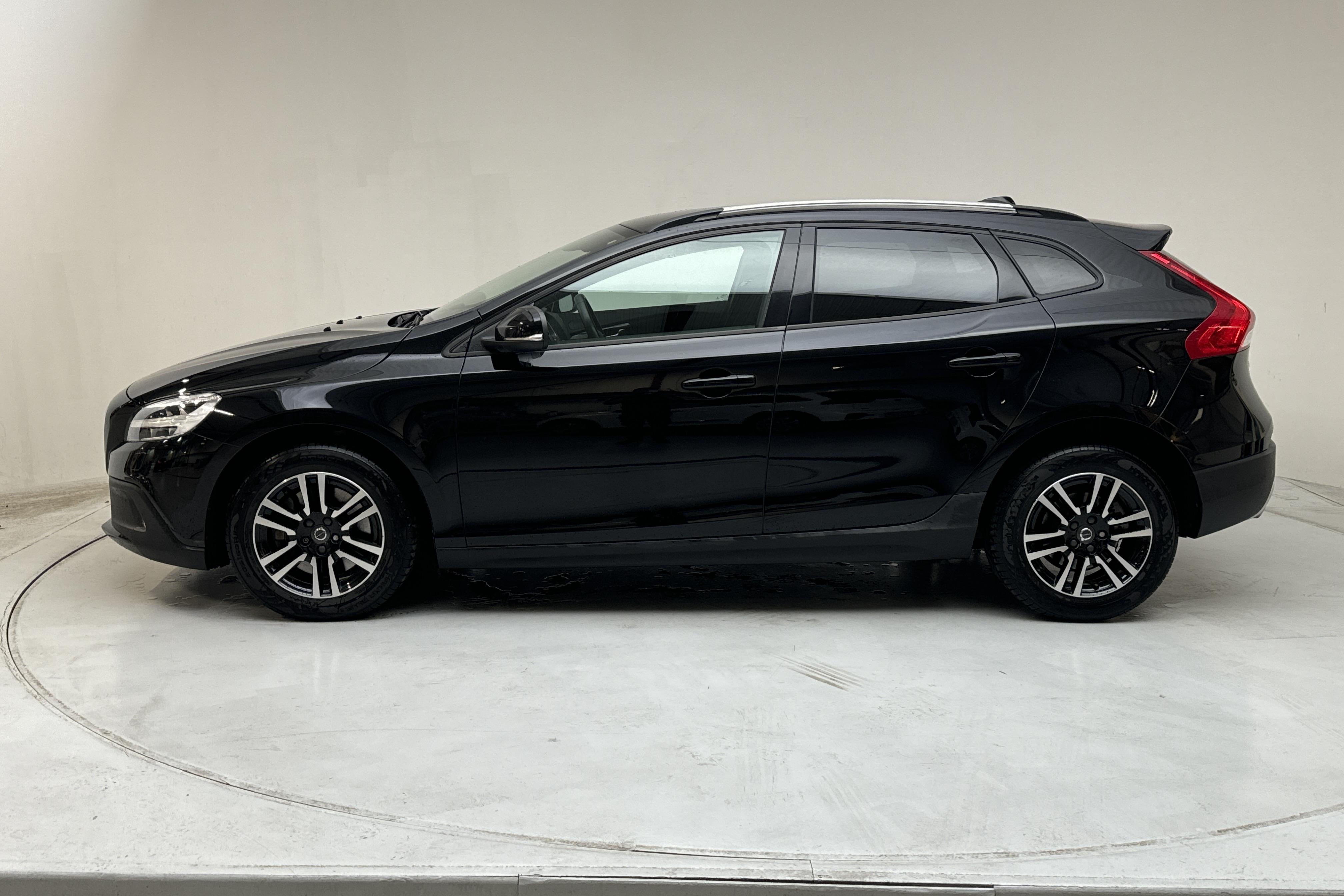 Volvo V40 Cross Country D3 (150hk) - 35 510 km - Automatyczna - czarny - 2019