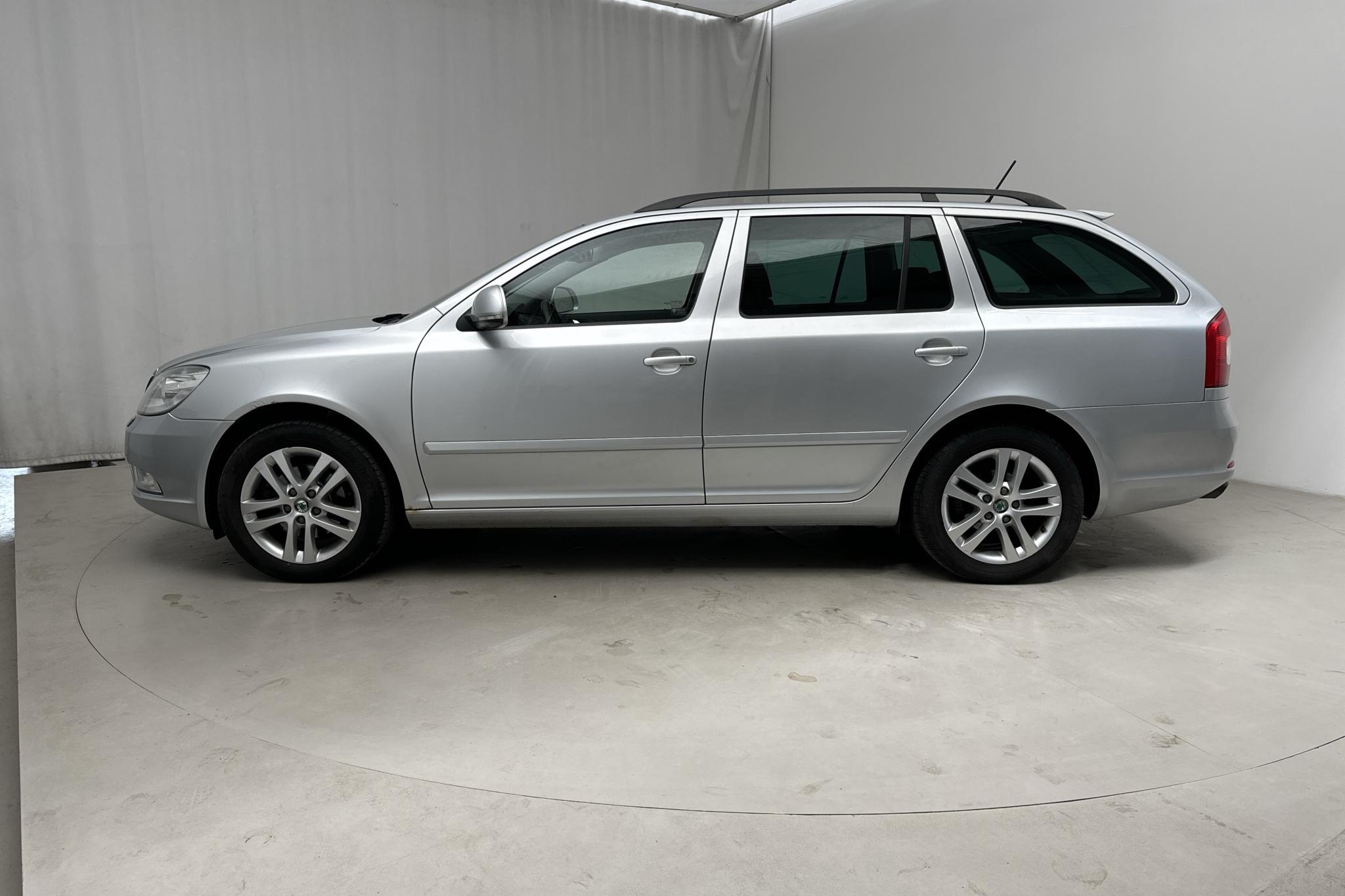 Skoda Octavia II 1.6 TDI GreenLine Kombi (105hk) - 14 626 mil - Automat - silver - 2013