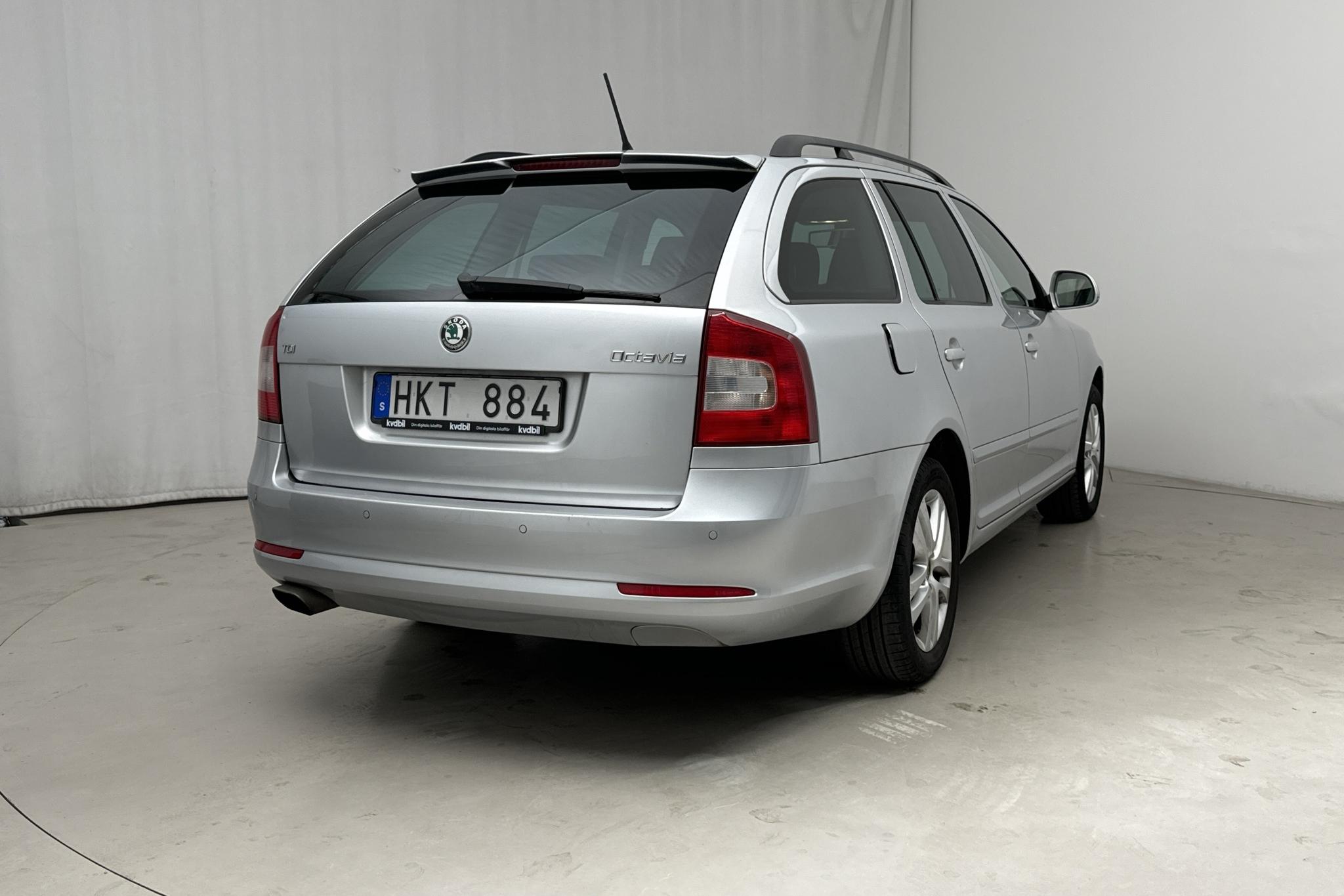 Skoda Octavia II 1.6 TDI GreenLine Kombi (105hk) - 146 260 km - Automatyczna - srebro - 2013