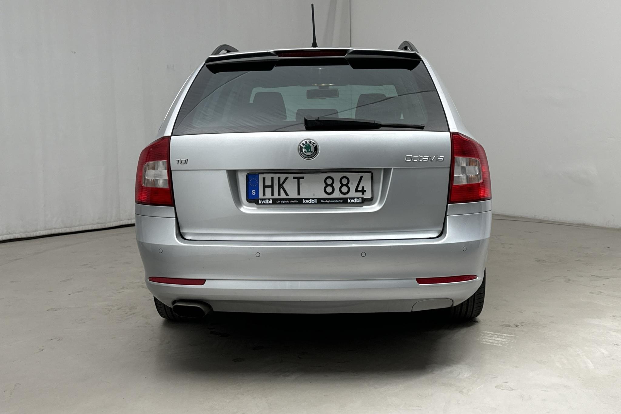 Skoda Octavia II 1.6 TDI GreenLine Kombi (105hk) - 14 626 mil - Automat - silver - 2013