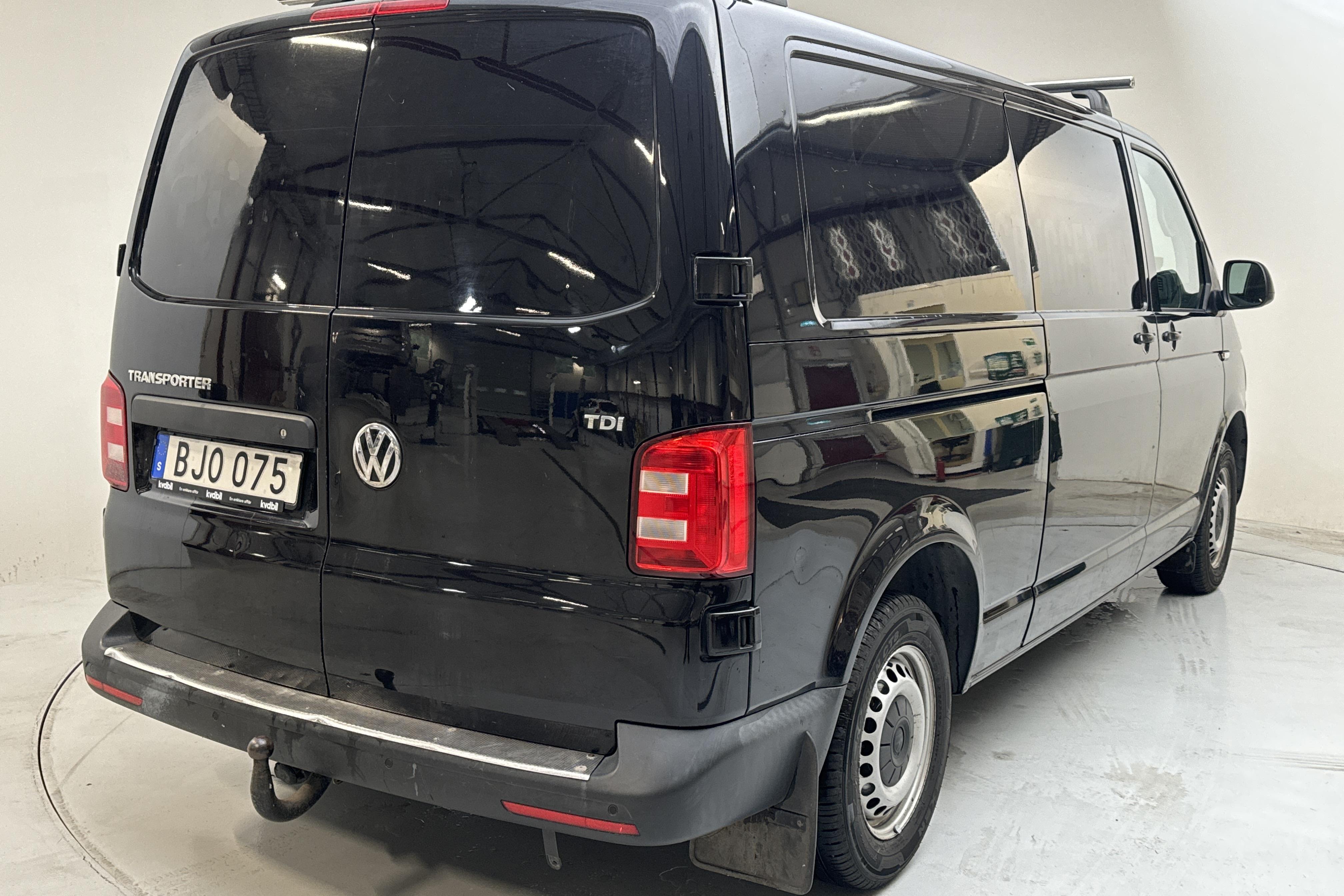 VW Transporter T6 2.0 TDI BMT Skåp (102hk) - 129 000 km - Manual - black - 2018