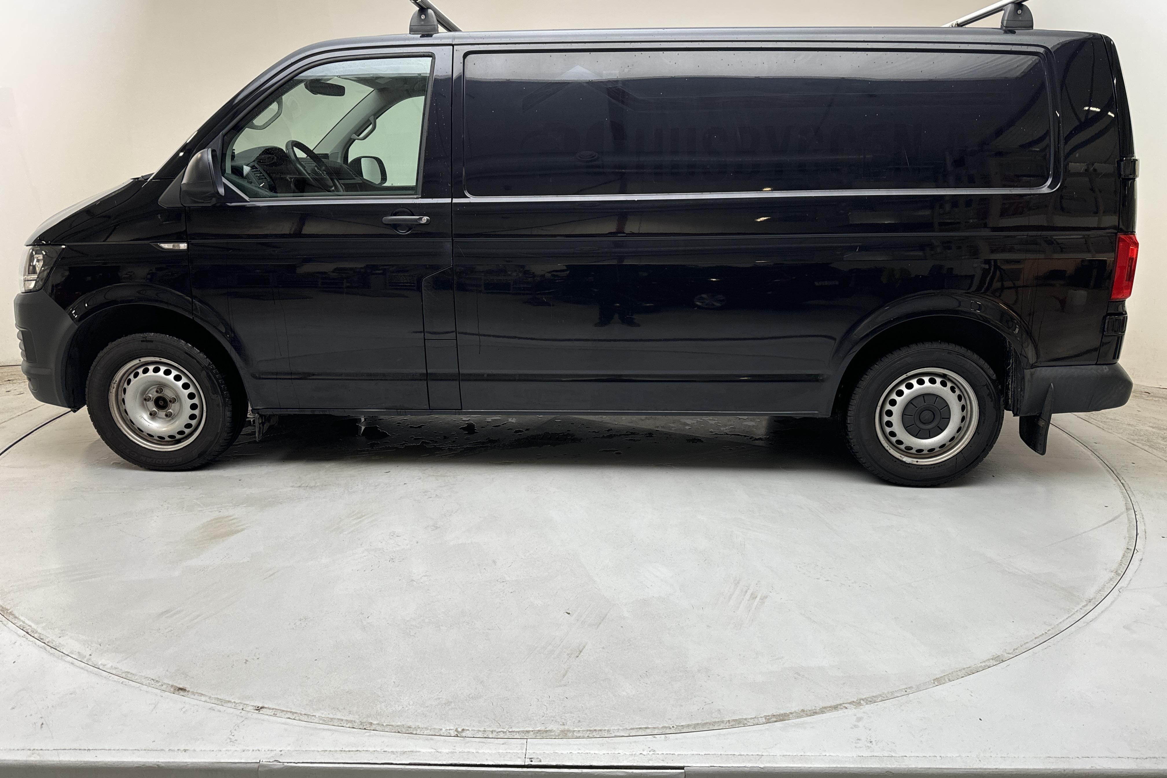 VW Transporter T6 2.0 TDI BMT Skåp (102hk) - 129 000 km - Manual - black - 2018