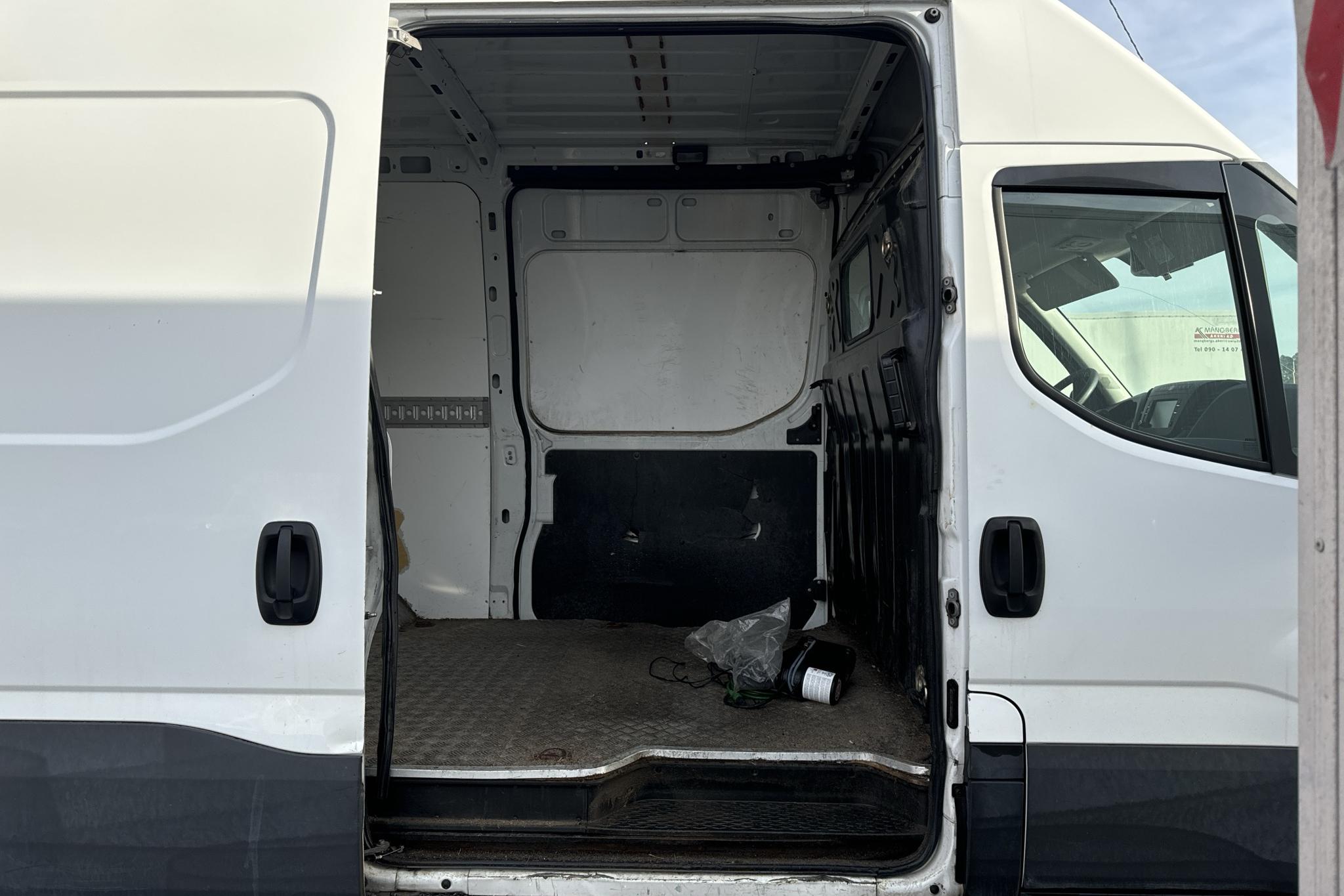 Iveco Daily 35 2.3 (136hk) - 113 770 km - Automatyczna - biały - 2018