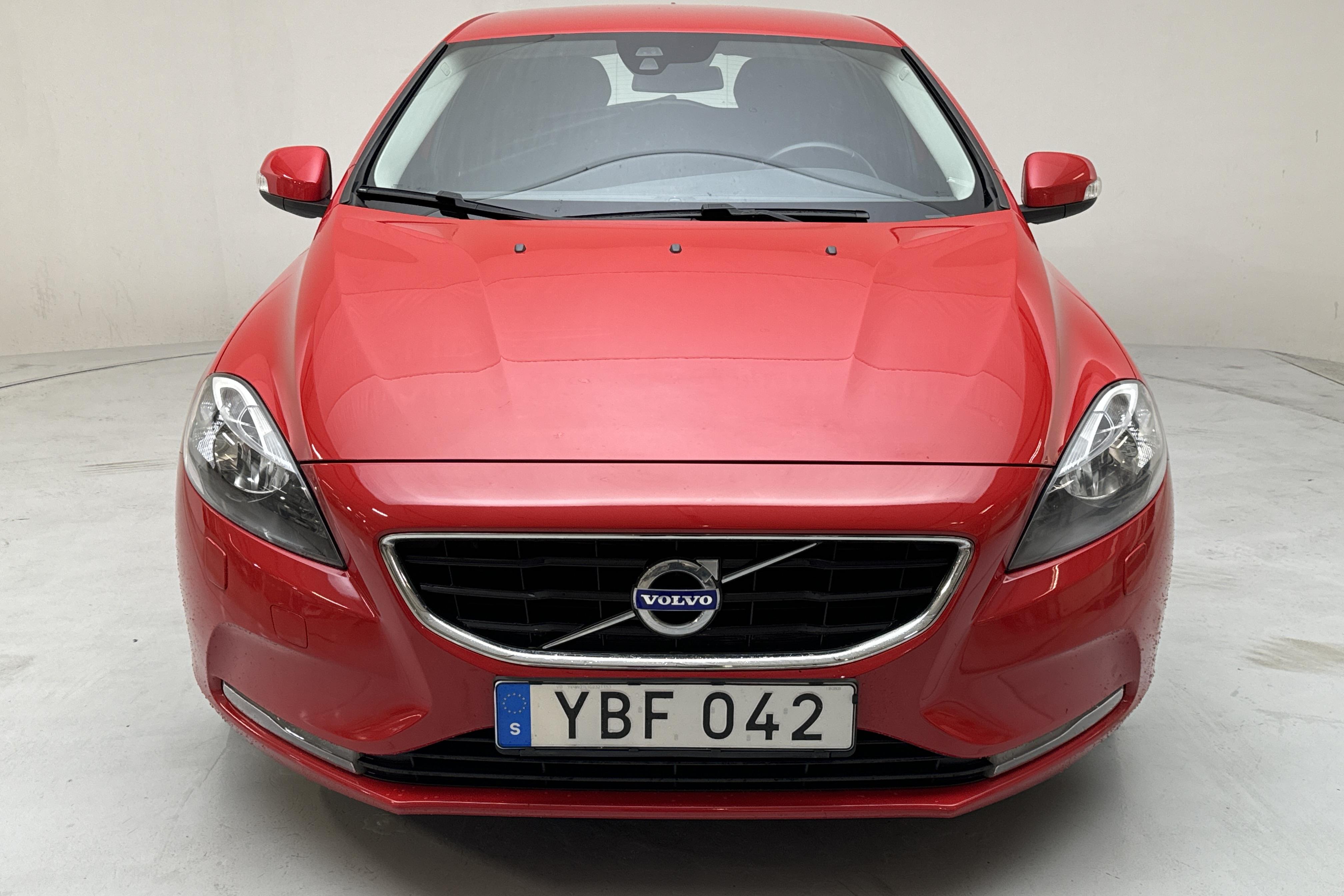 Volvo V40 T2 (122hk) - 8 422 mil - Manuell - röd - 2016