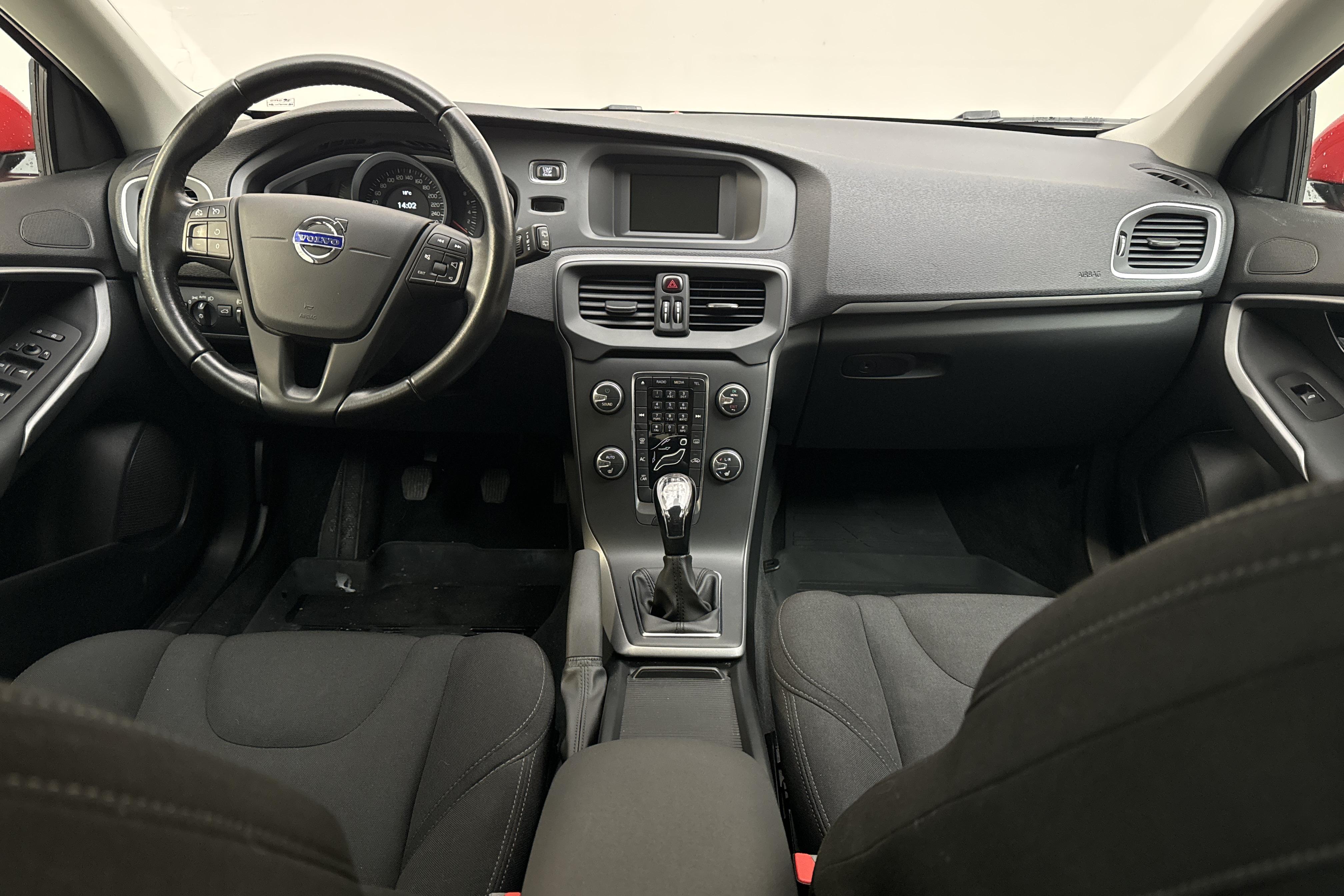 Volvo V40 T2 (122hk) - 84 220 km - Manualna - czerwony - 2016