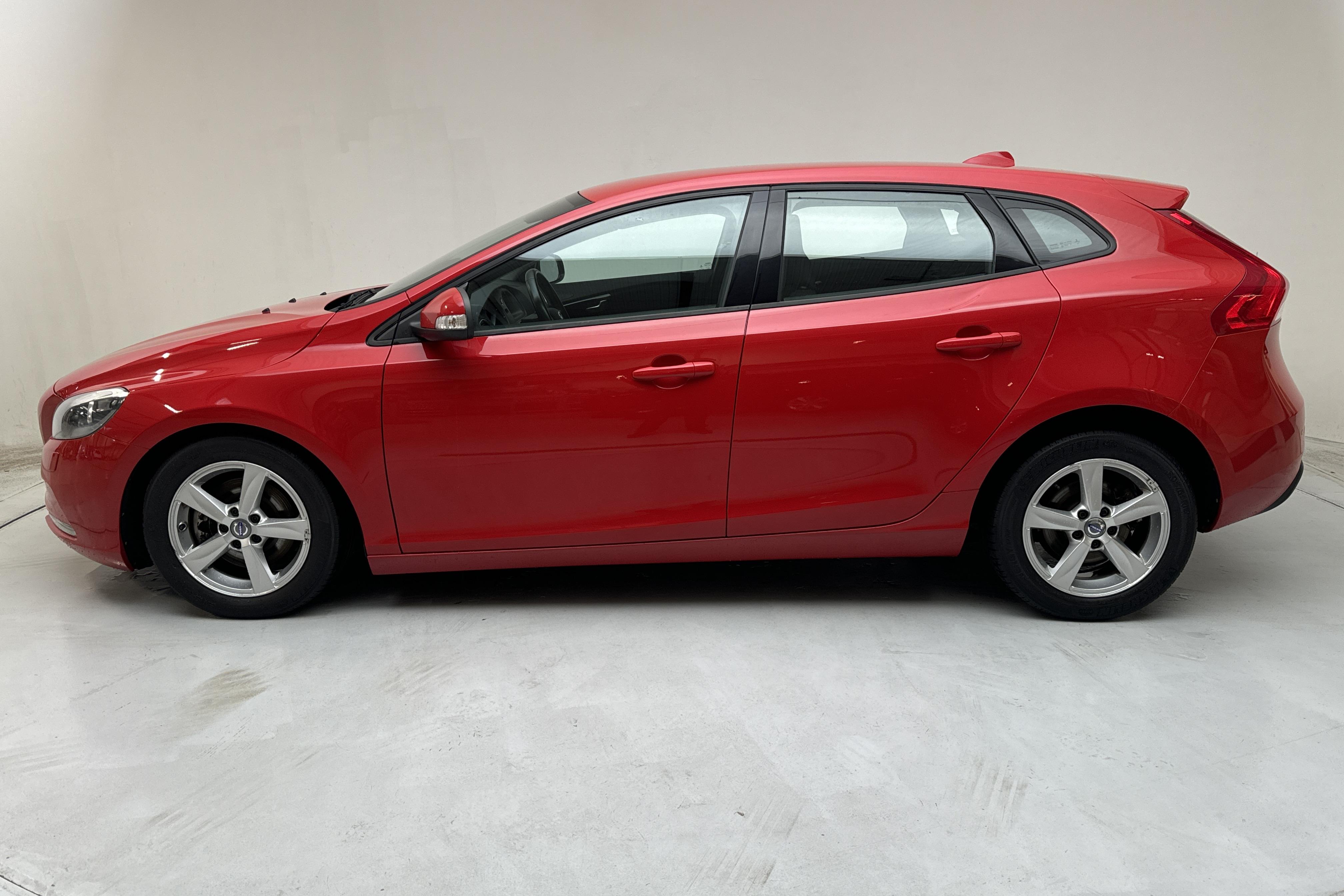 Volvo V40 T2 (122hk) - 8 422 mil - Manuell - röd - 2016