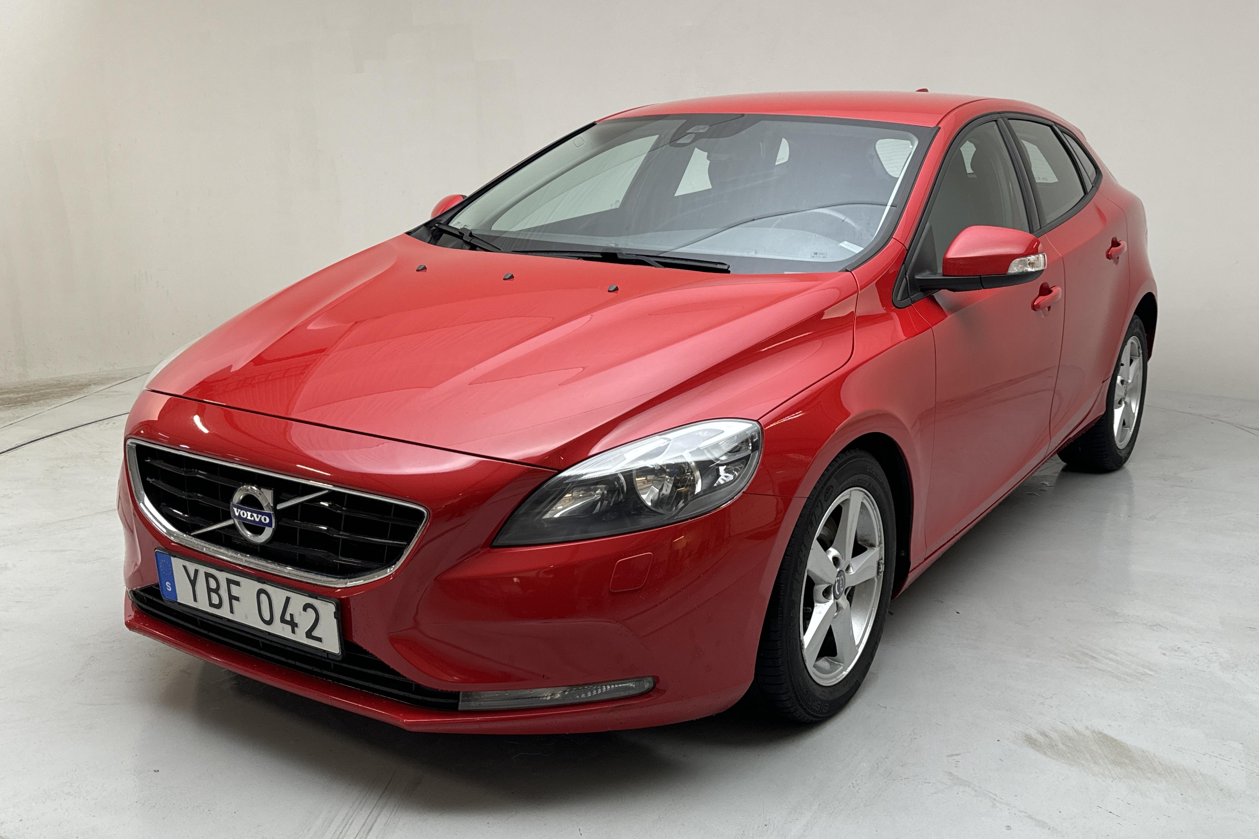 Volvo V40 T2 (122hk) - 84 220 km - Manual - red - 2016