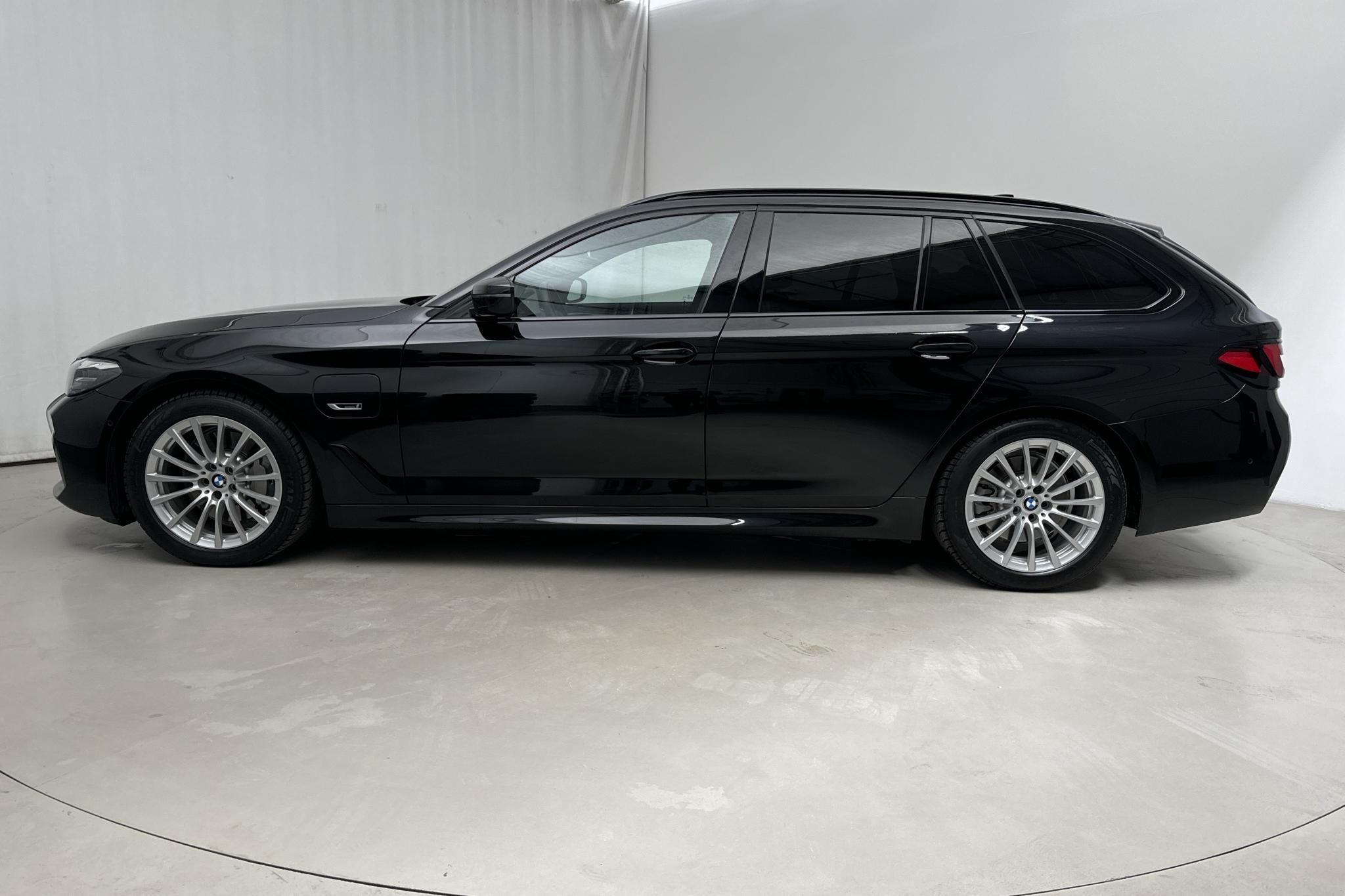 BMW 530e xDrive Touring, G31 12kWh LCI (292hk) - 25 740 km - Automaatne - must - 2024