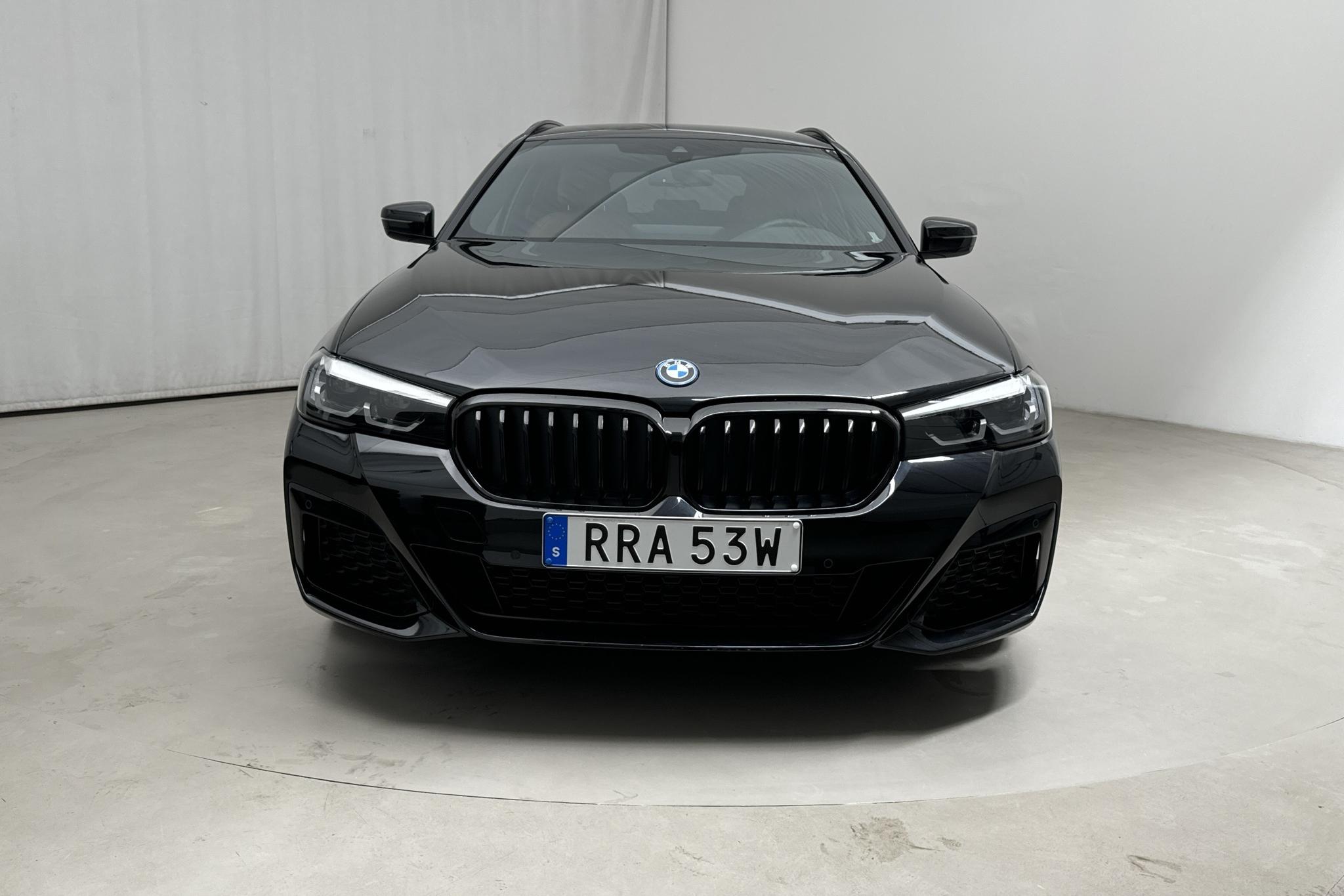 BMW 530e xDrive Touring, G31 12kWh LCI (292hk) - 25 740 km - Automaatne - must - 2024