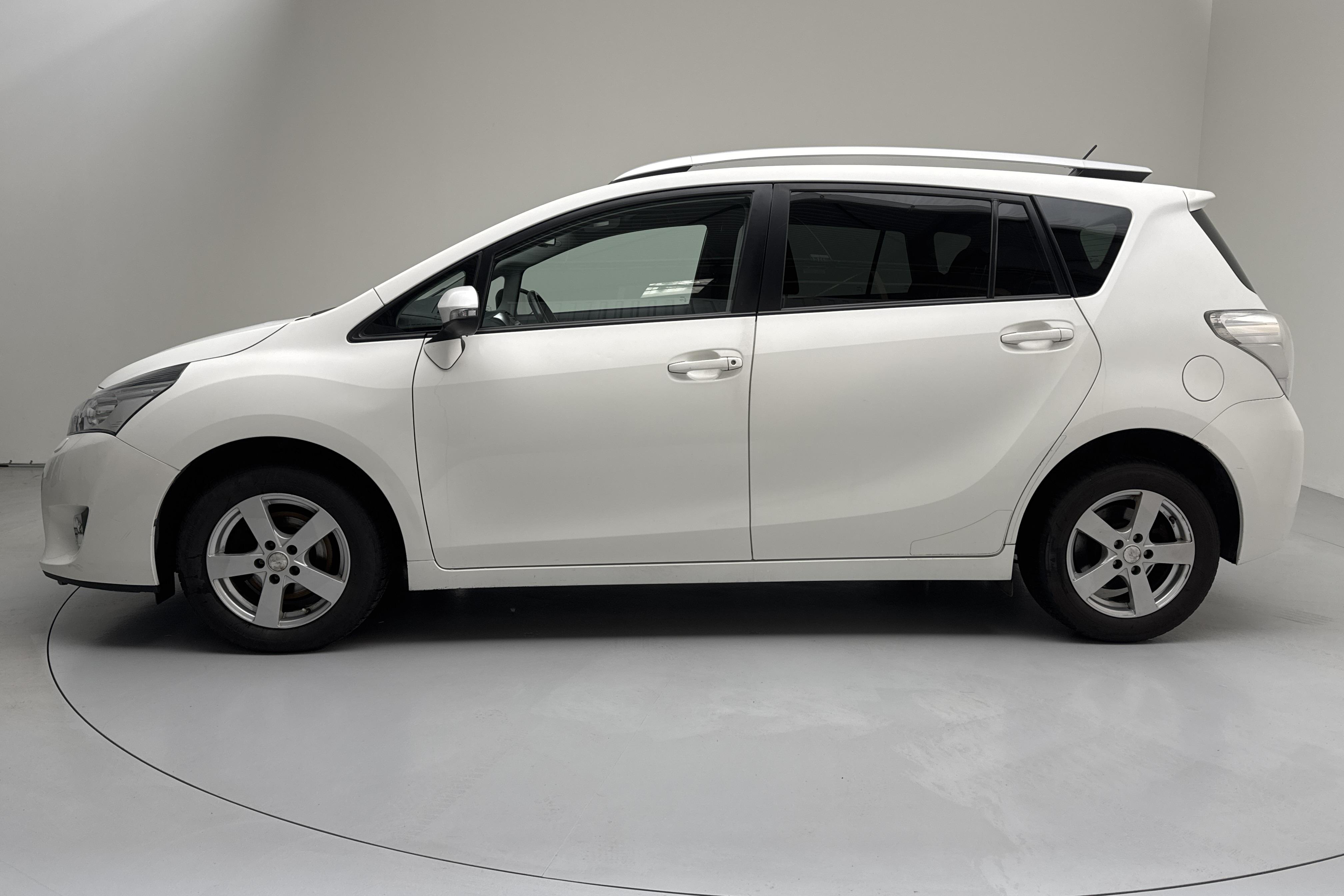 Toyota Verso VVT-i 1.8 (147hk) - 168 530 km - Manualna - biały - 2015