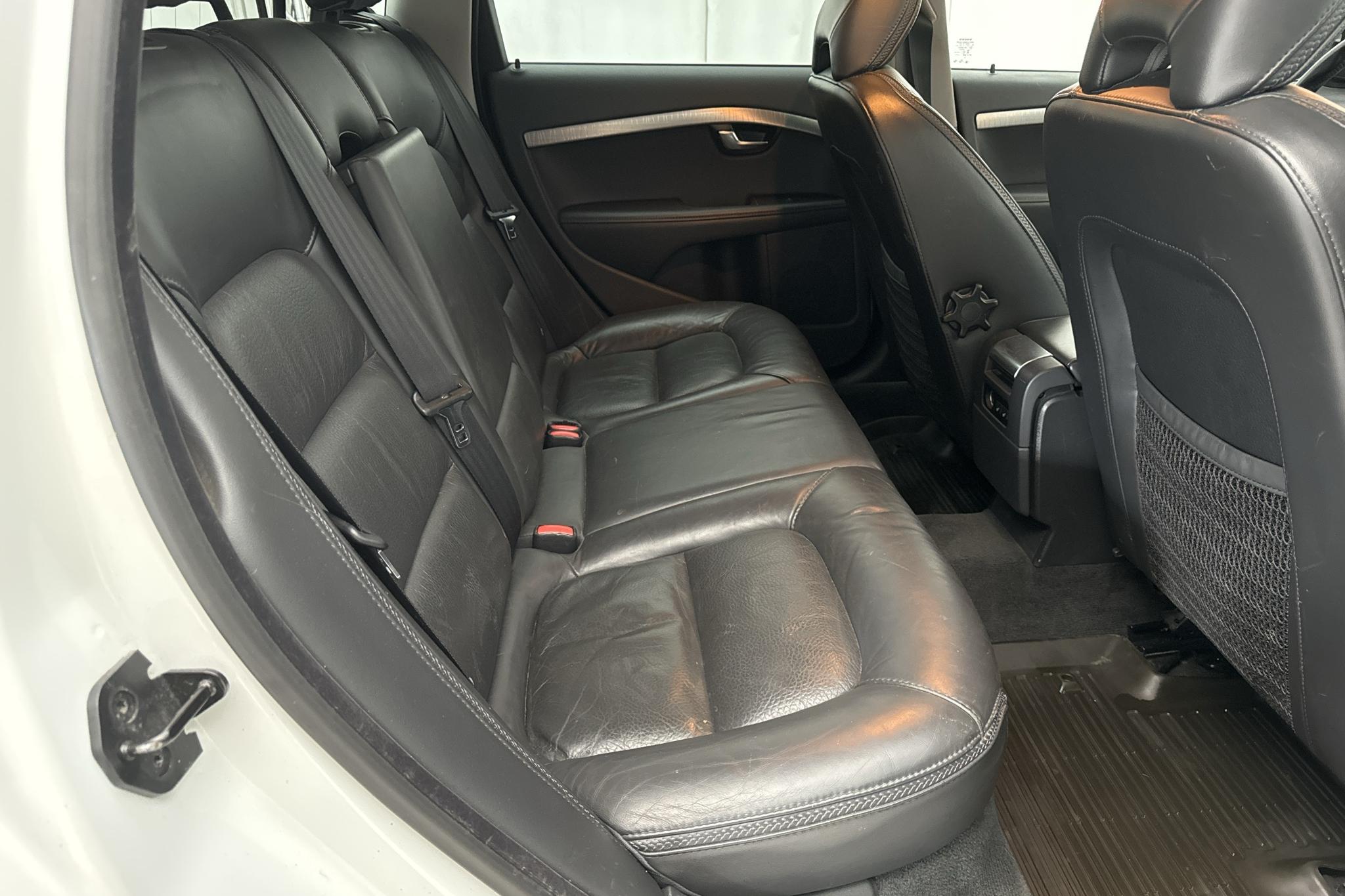 Volvo XC70 II D4 AWD (163hk) - 244 940 km - Käsitsi - valge - 2013