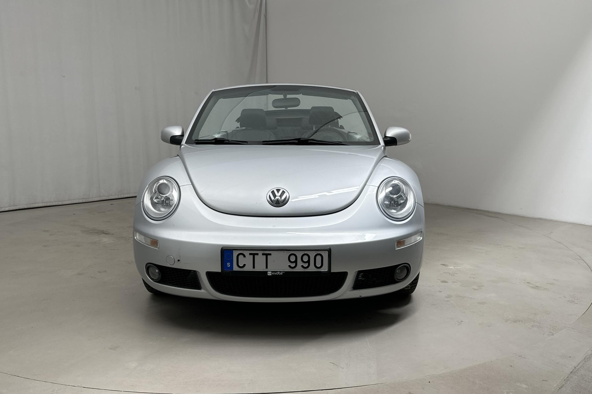 VW Beetle 1.6 Cabriolet (102hk) - 69 640 km - Käsitsi - hõbe - 2010