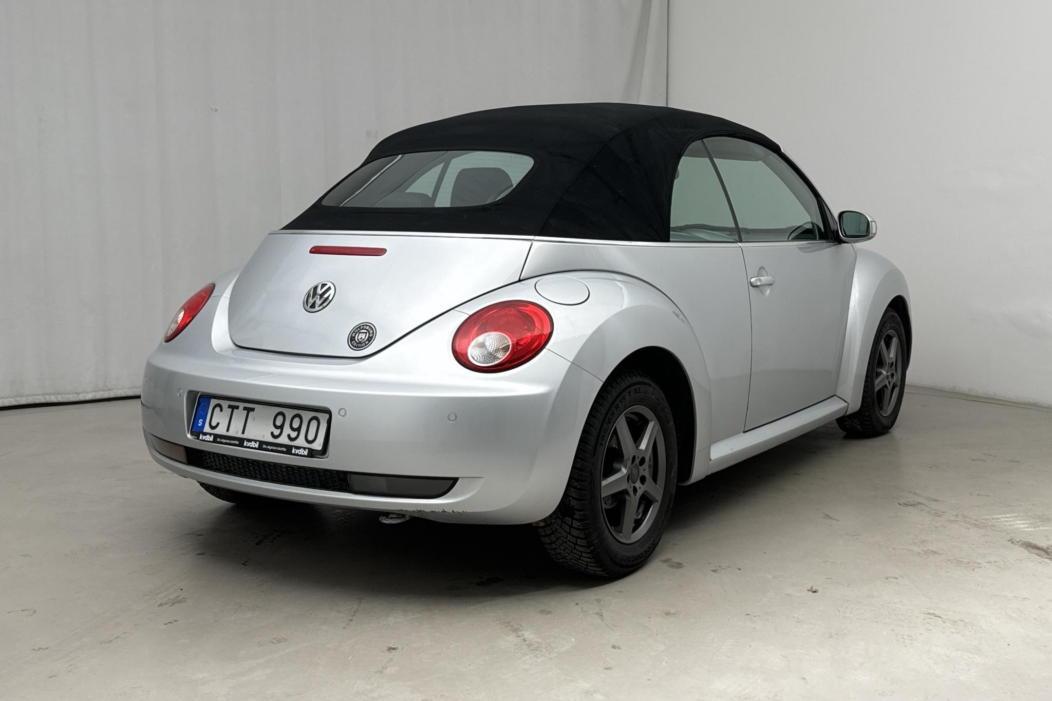 VW Beetle 1.6 Cabriolet (102hk) - 69 640 km - Käsitsi - hõbe - 2010