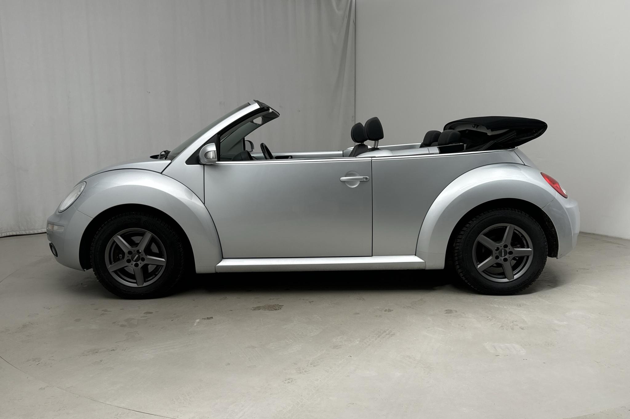 VW Beetle 1.6 Cabriolet (102hk) - 69 640 km - Käsitsi - hõbe - 2010