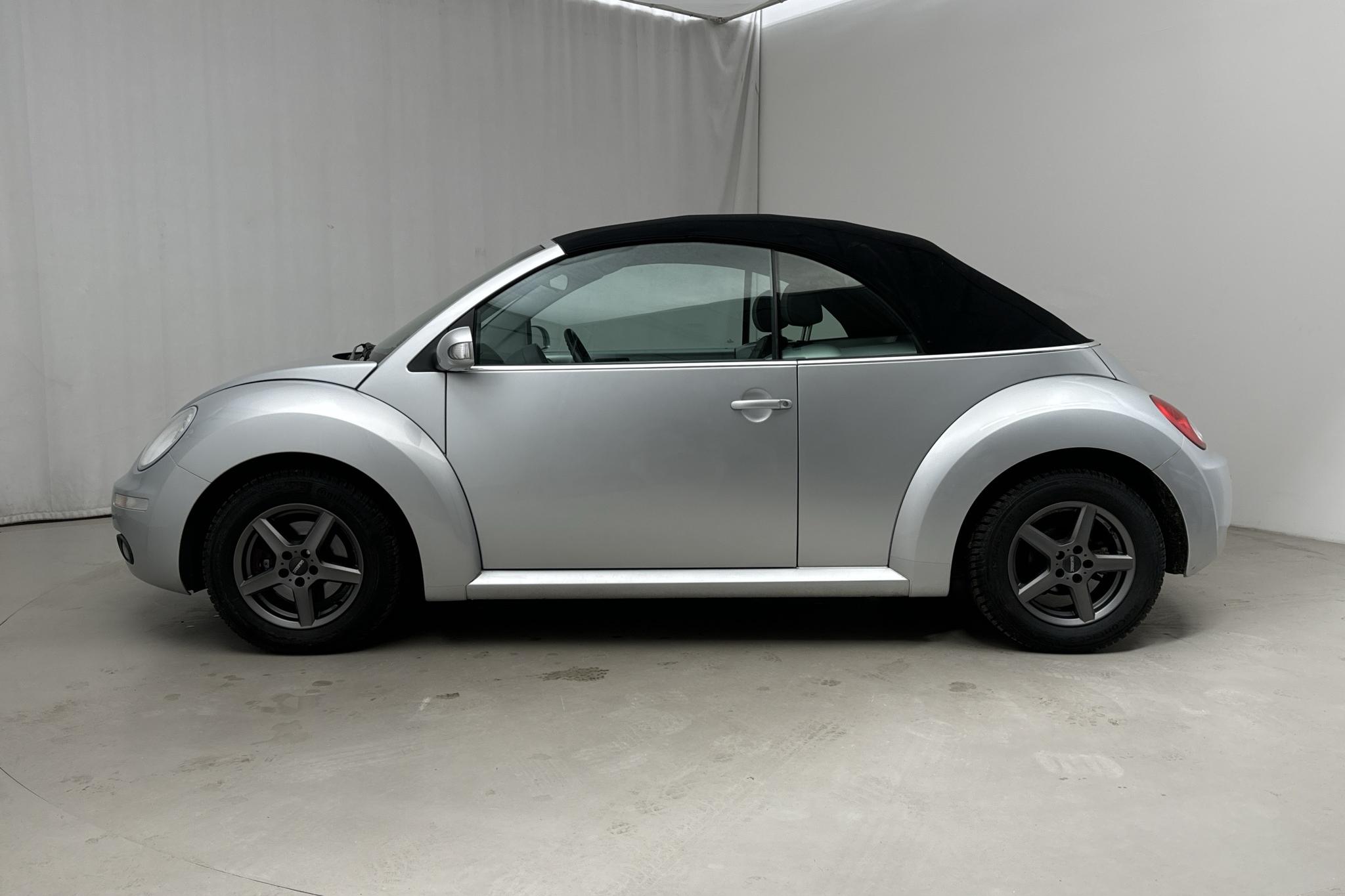 VW Beetle 1.6 Cabriolet (102hk) - 69 640 km - Käsitsi - hõbe - 2010