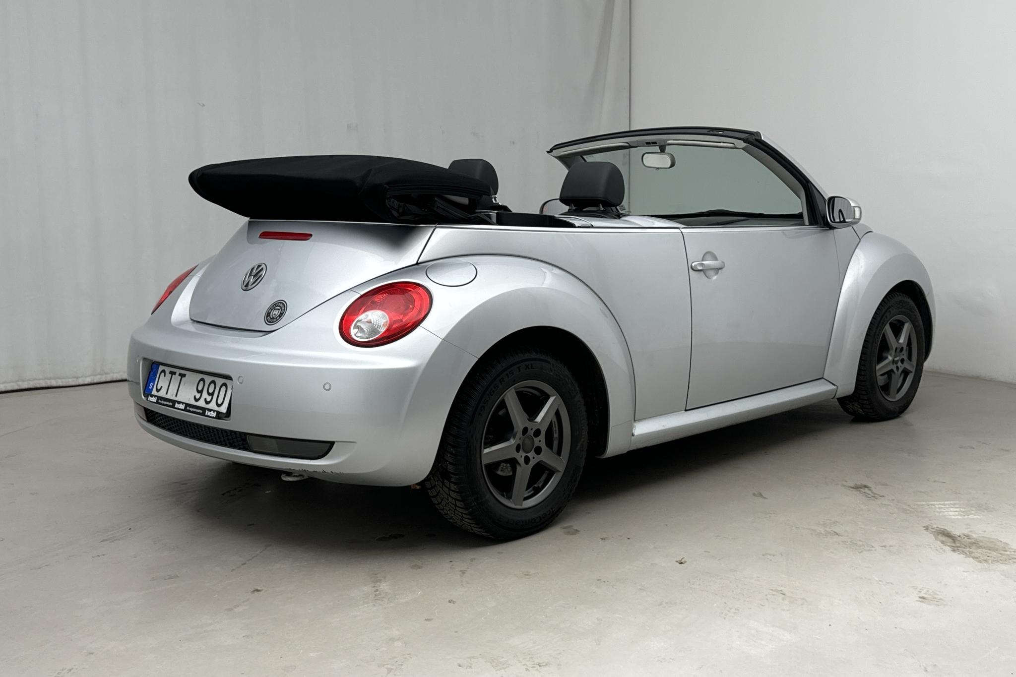 VW Beetle 1.6 Cabriolet (102hk) - 69 640 km - Käsitsi - hõbe - 2010