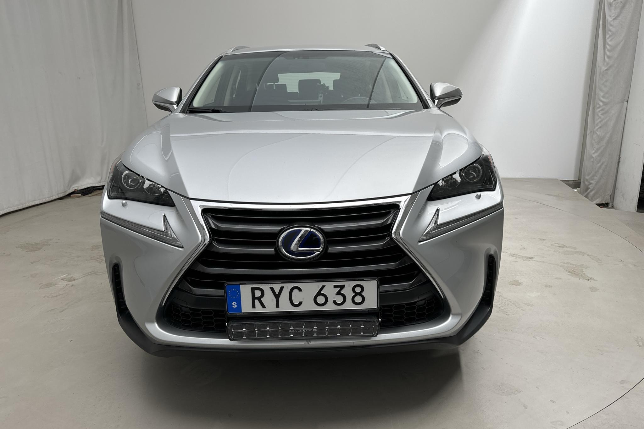 Lexus NX 300h AWD (181hk) - 8 771 mil - Automat - silver - 2015